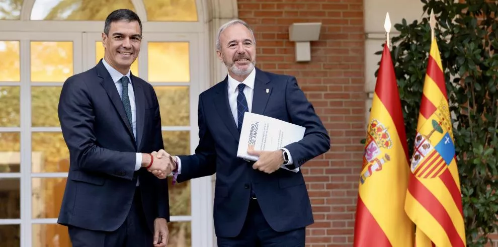 Pedro Sánchez y Jorge Azcón en Moncloa