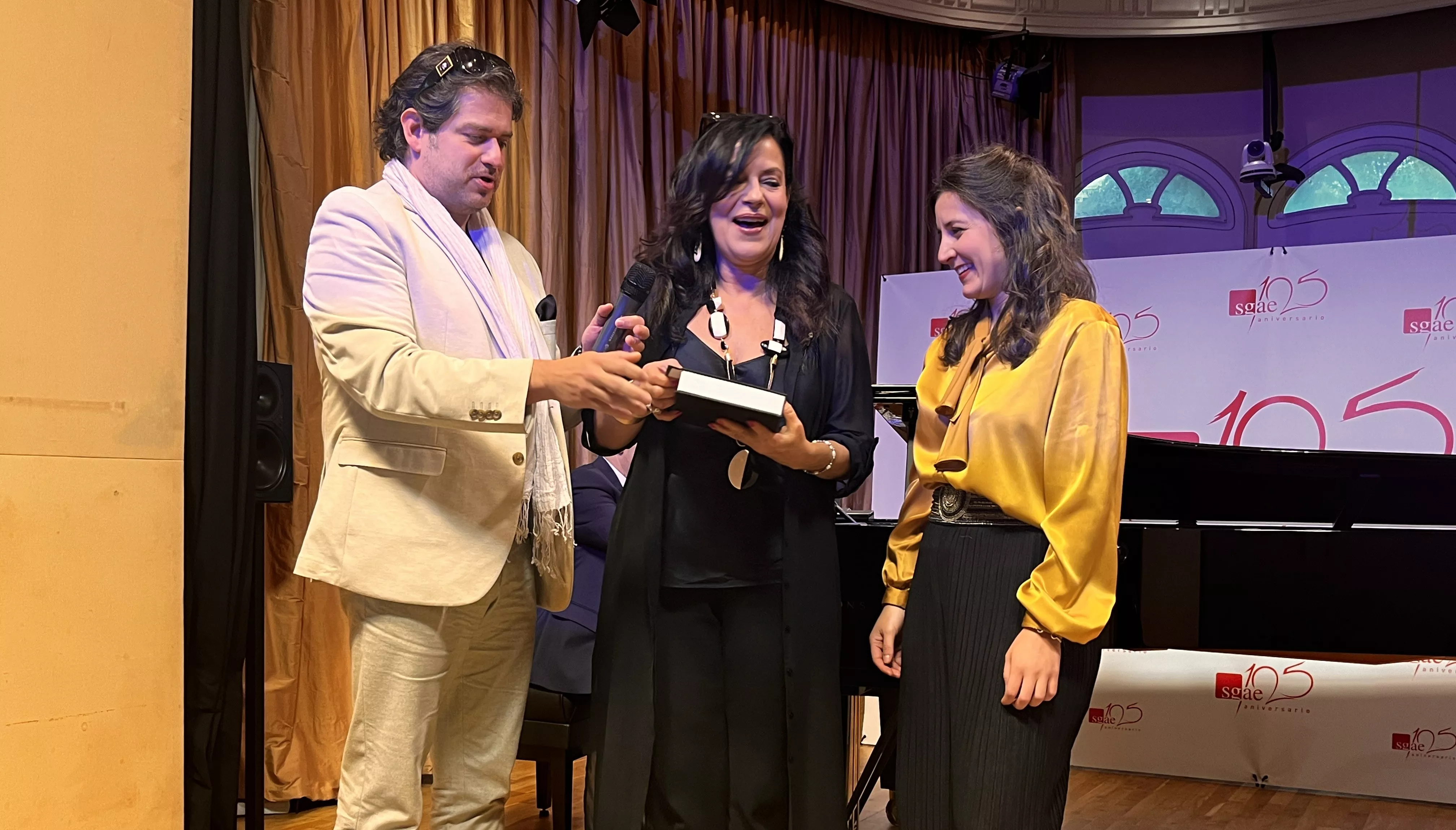 Marcello Pérez y Nancy Fabiola, del Seminario Zarzuela en el Cielo, han entregado el premio a la mezzosoprano Ana Molina. 