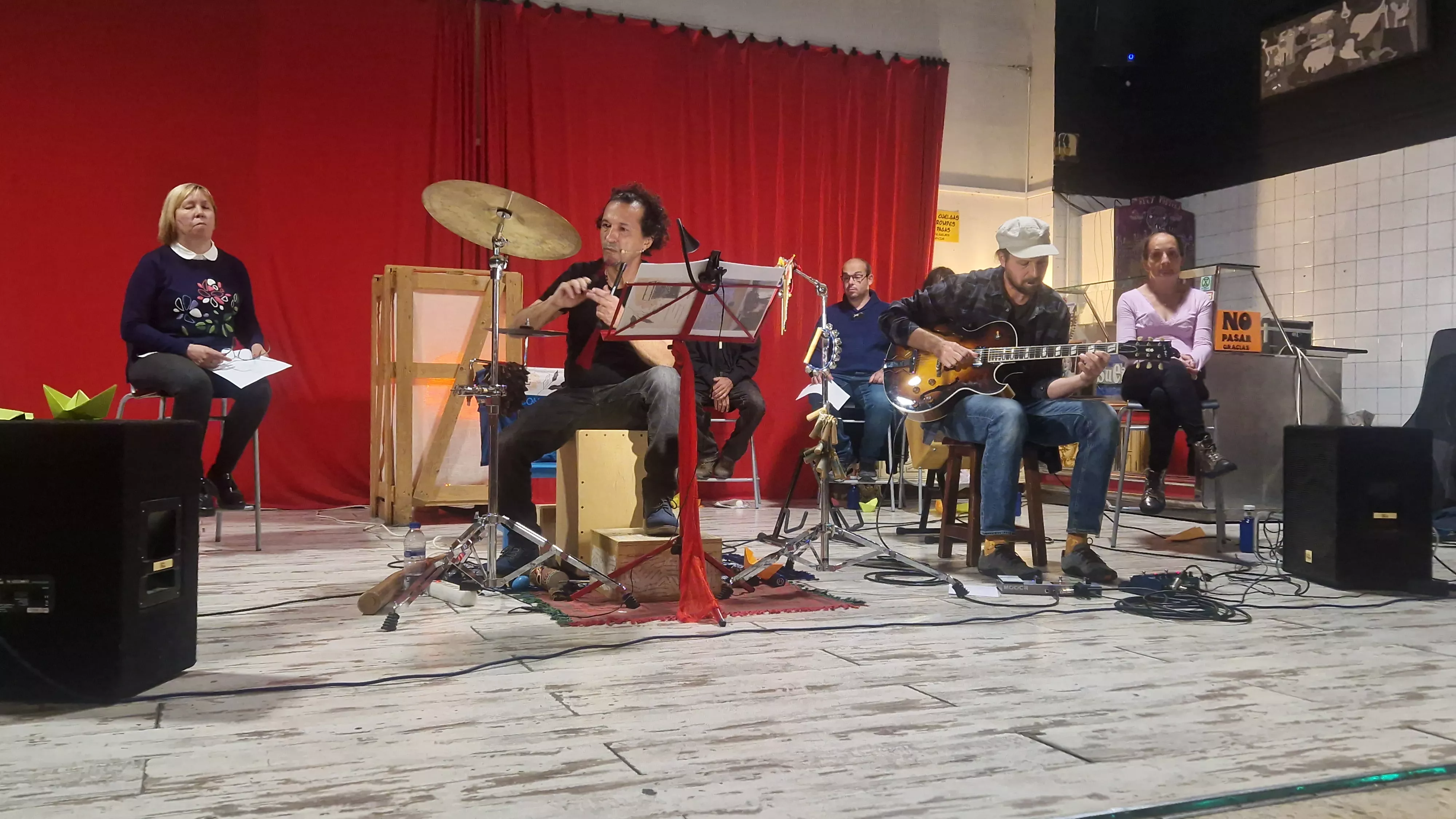 Movida poética con Versonoros y Arcadia en La Catalítica. Foto Myriam Martínez 