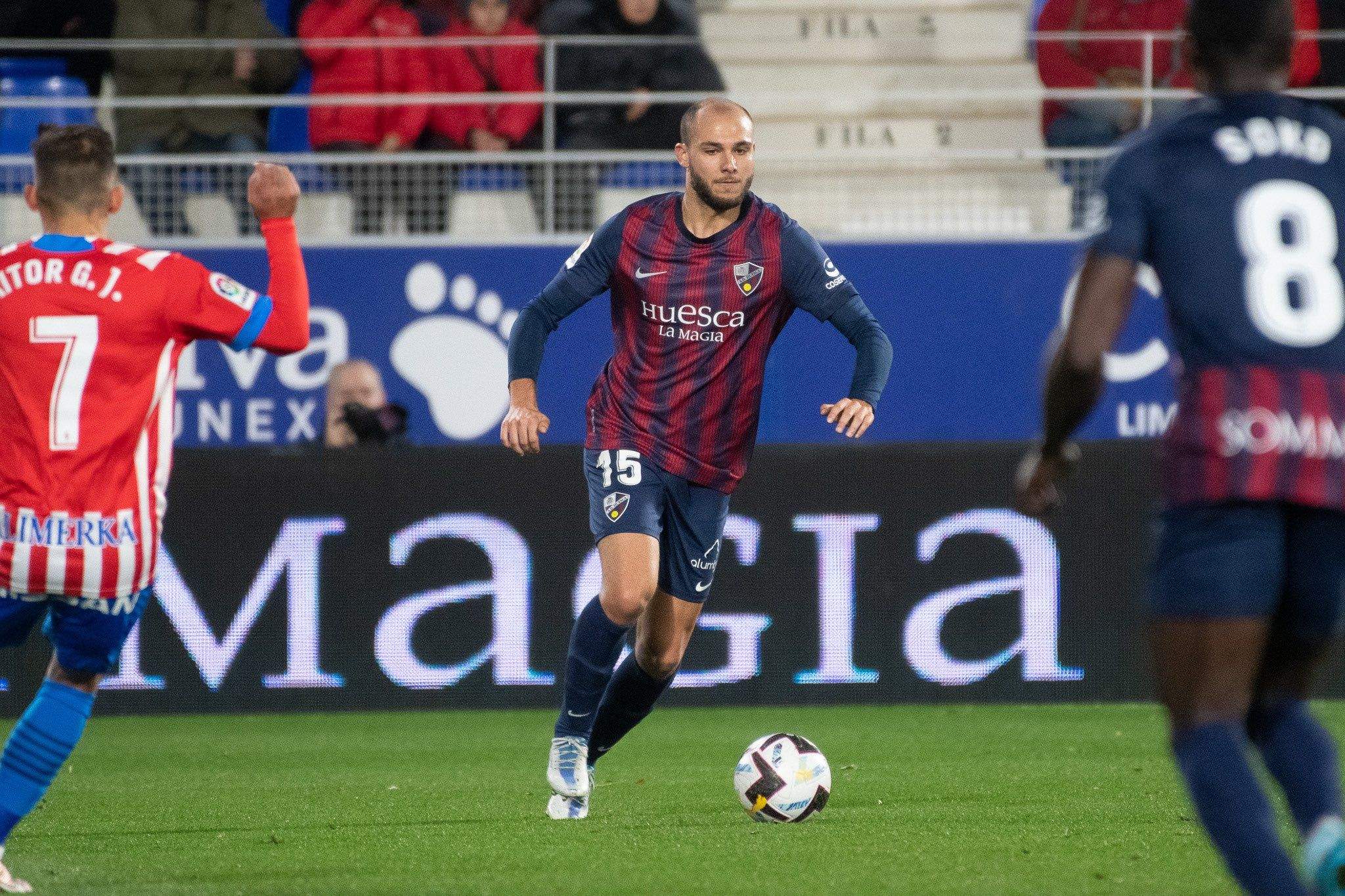 Jeremy Blasco controla un balón en el choque ante el Sporting. 