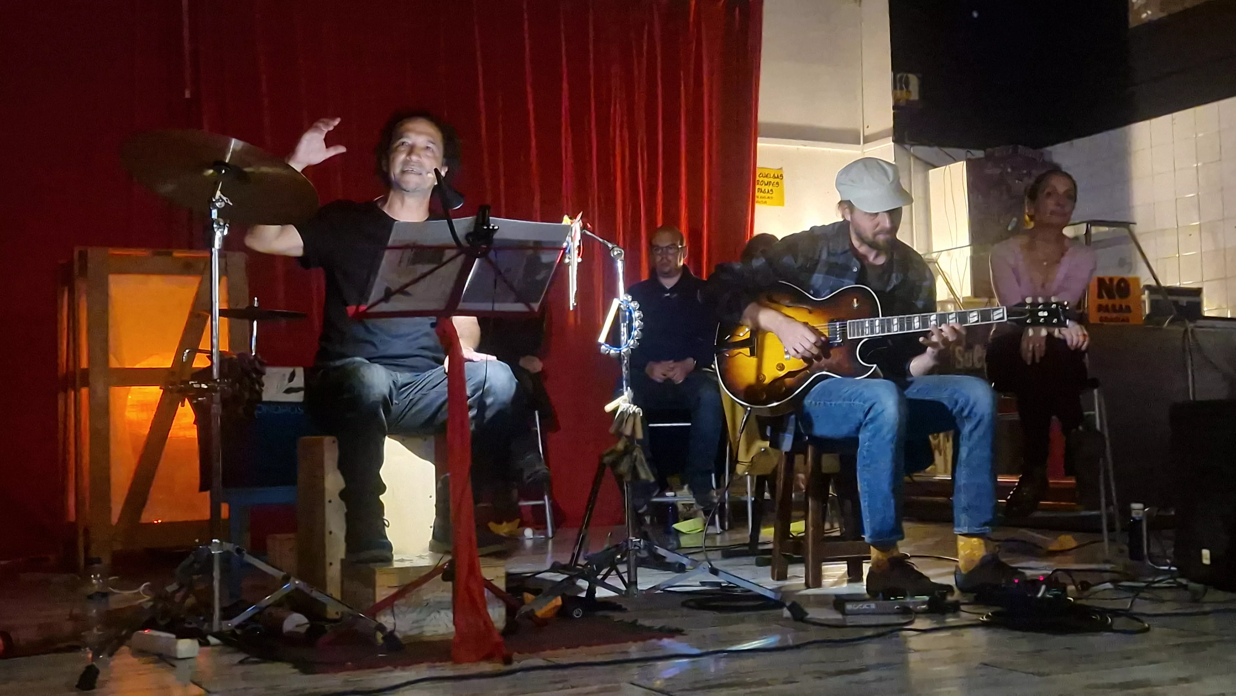 Movida poética con Versonoros y Arcadia en La Catalítica. Foto Myriam Martínez 