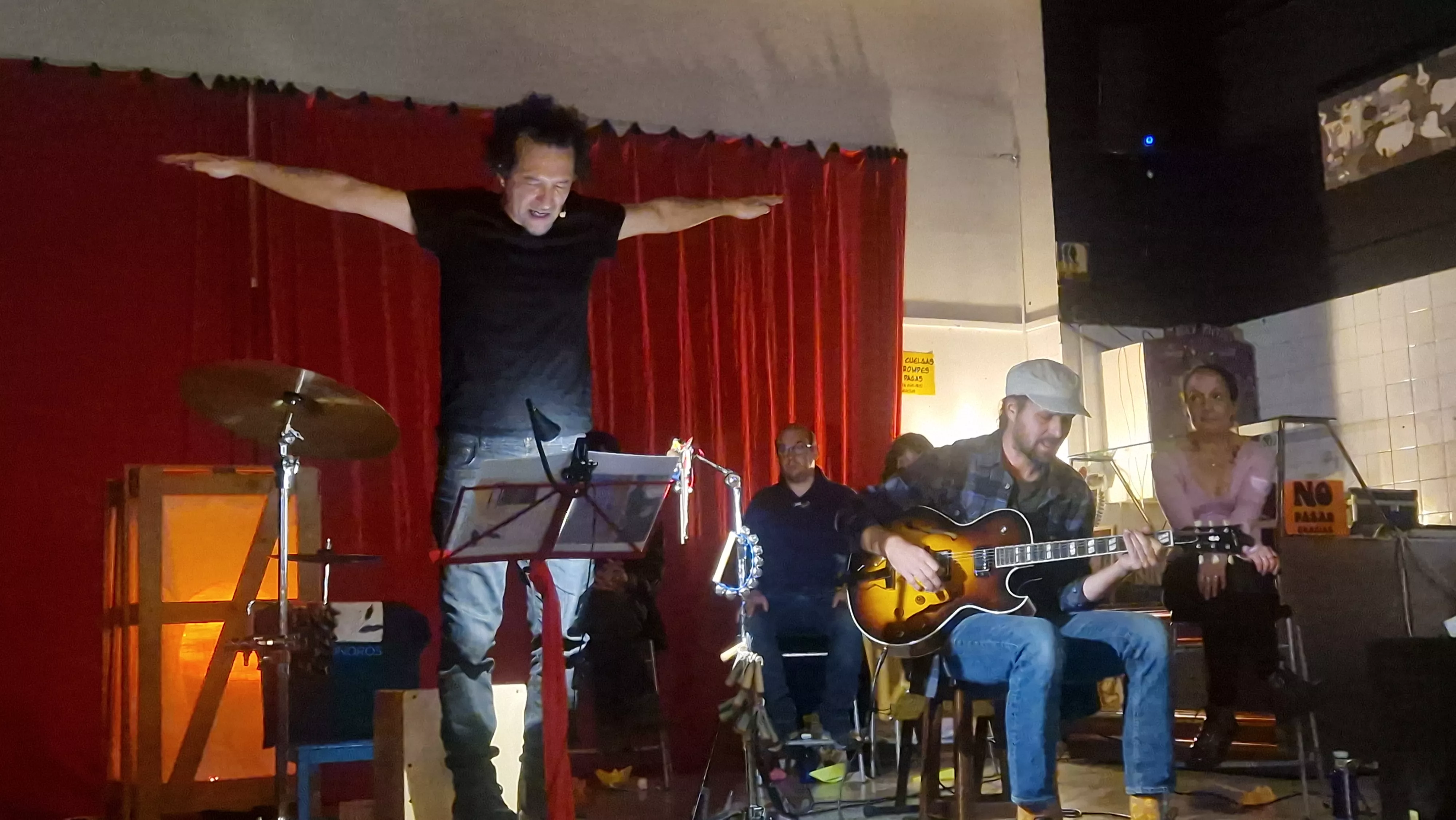 Movida poética con Versonoros y Arcadia en La Catalítica. Foto Myriam Martínez 