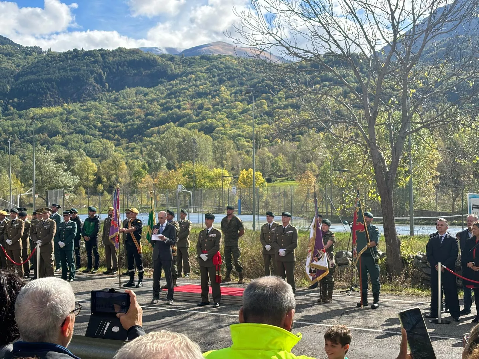 Izado de la bandera española en la primera rotonda de Benasque