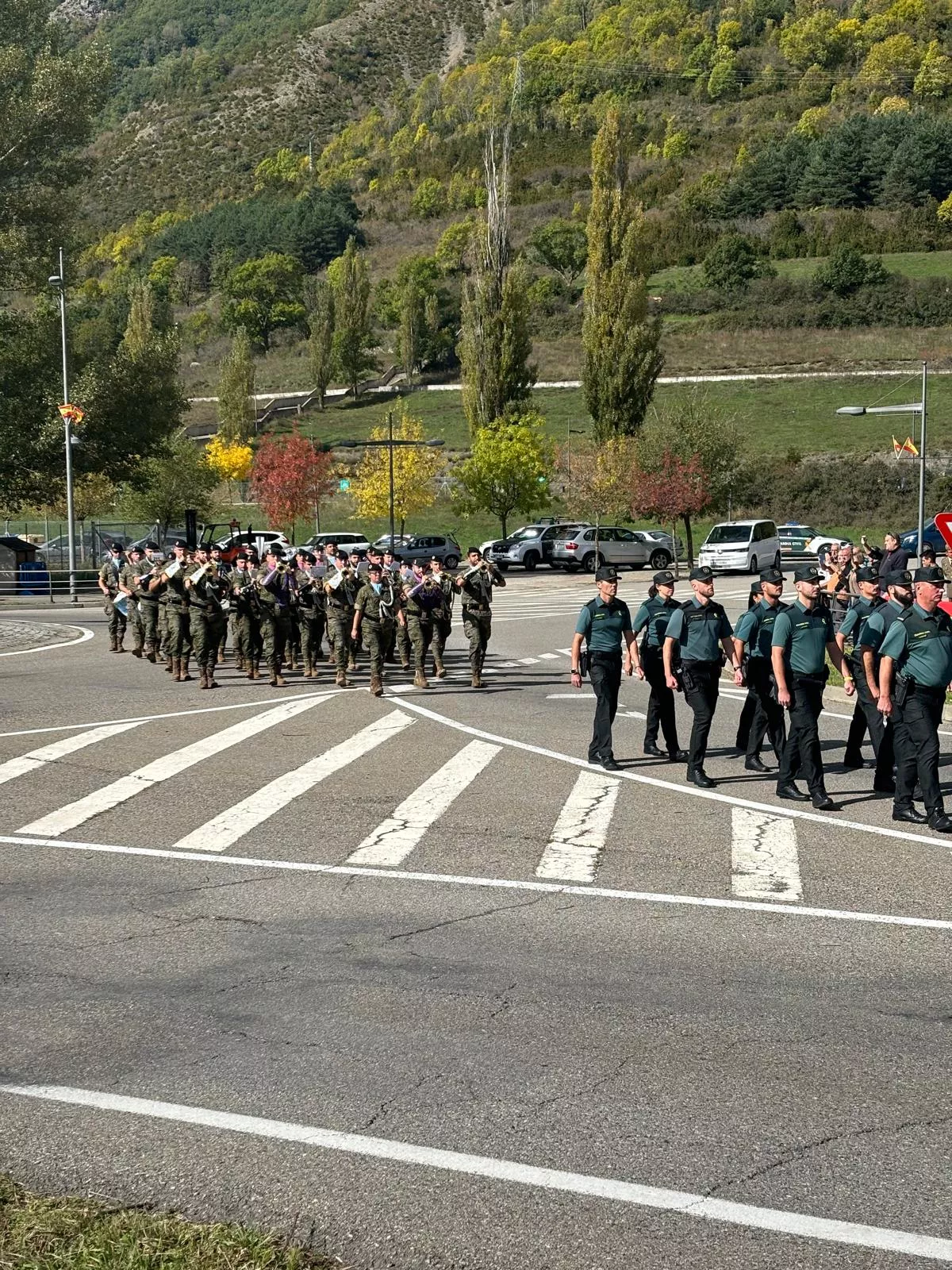 Izado de la bandera española en la primera rotonda de Benasque