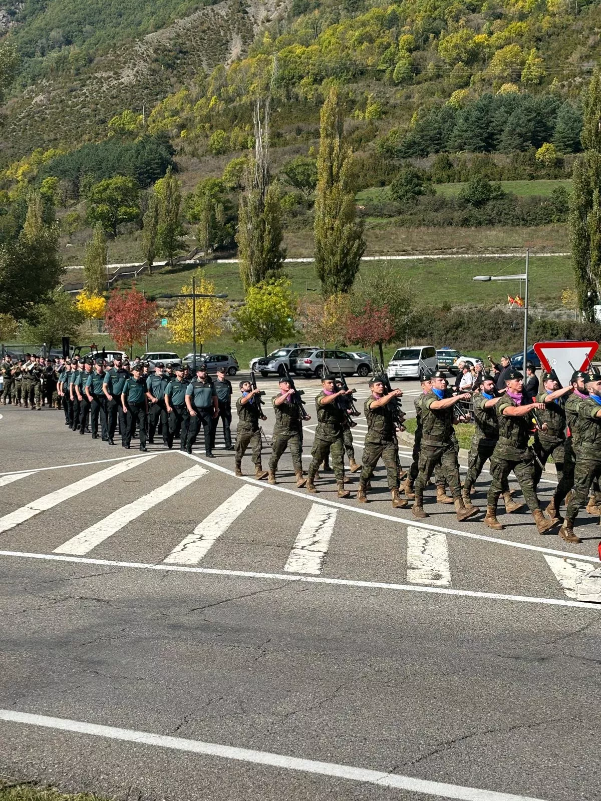 Izado de la bandera española en la primera rotonda de Benasque