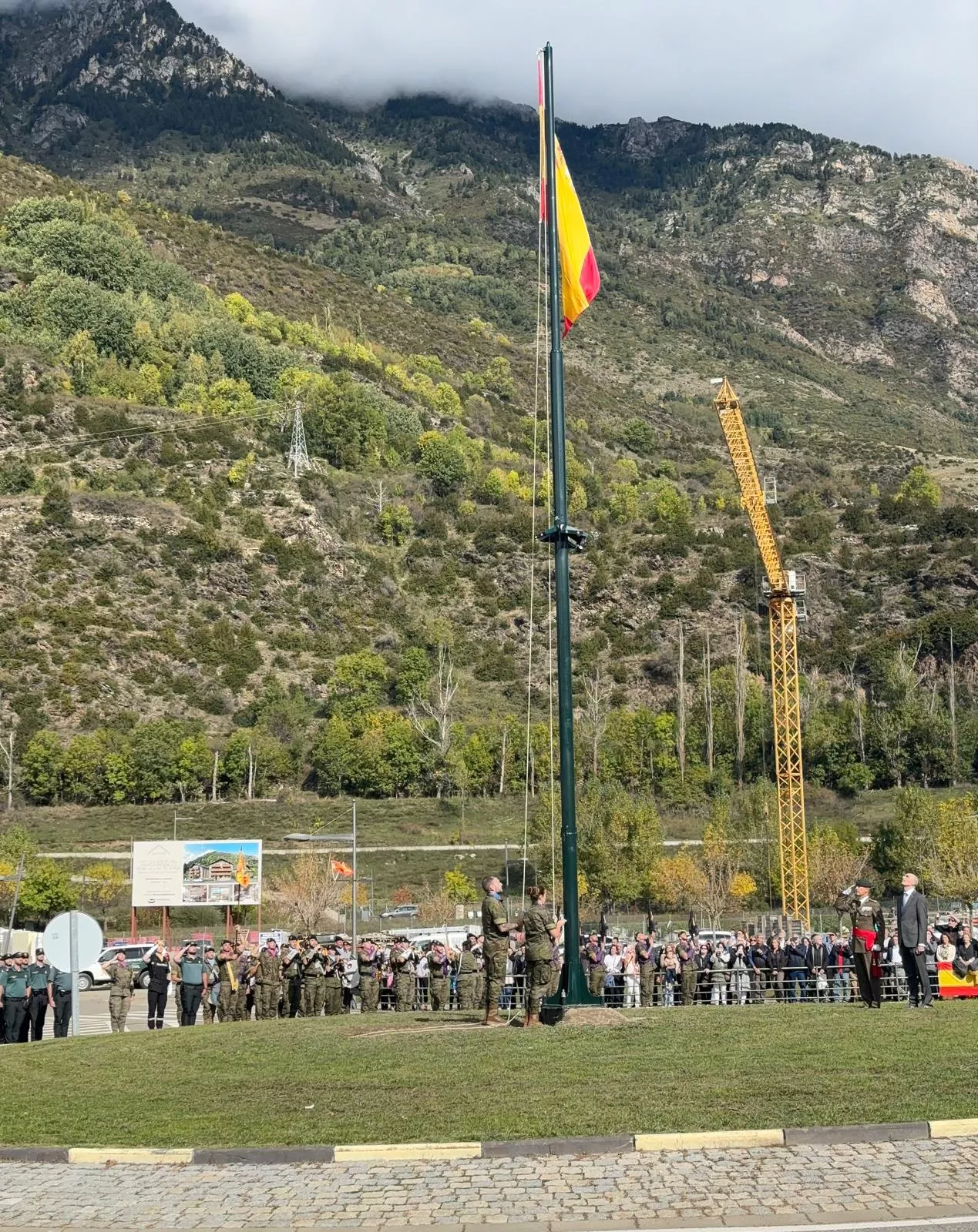 Izado de la bandera española en la primera rotonda de Benasque