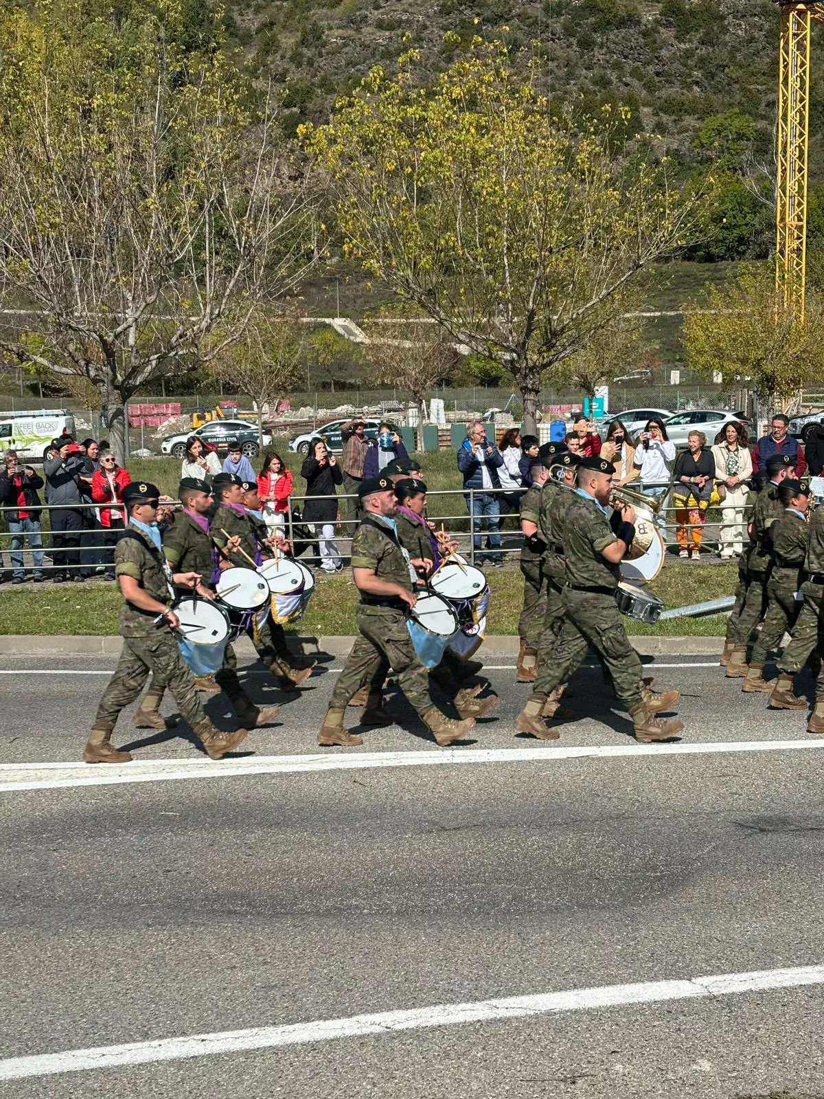 Izado de la bandera española en la primera rotonda de Benasque