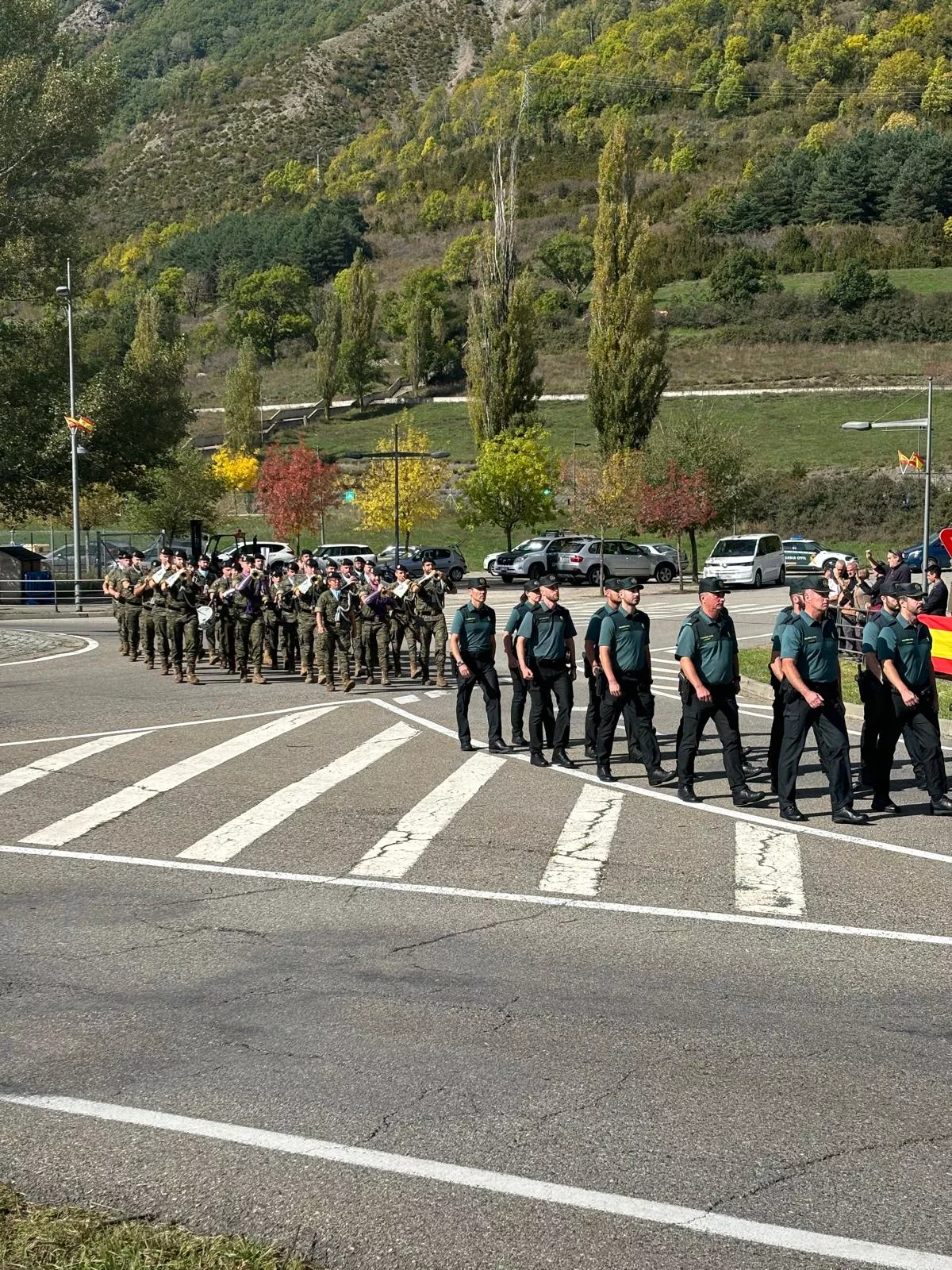 Izado de la bandera española en la primera rotonda de Benasque