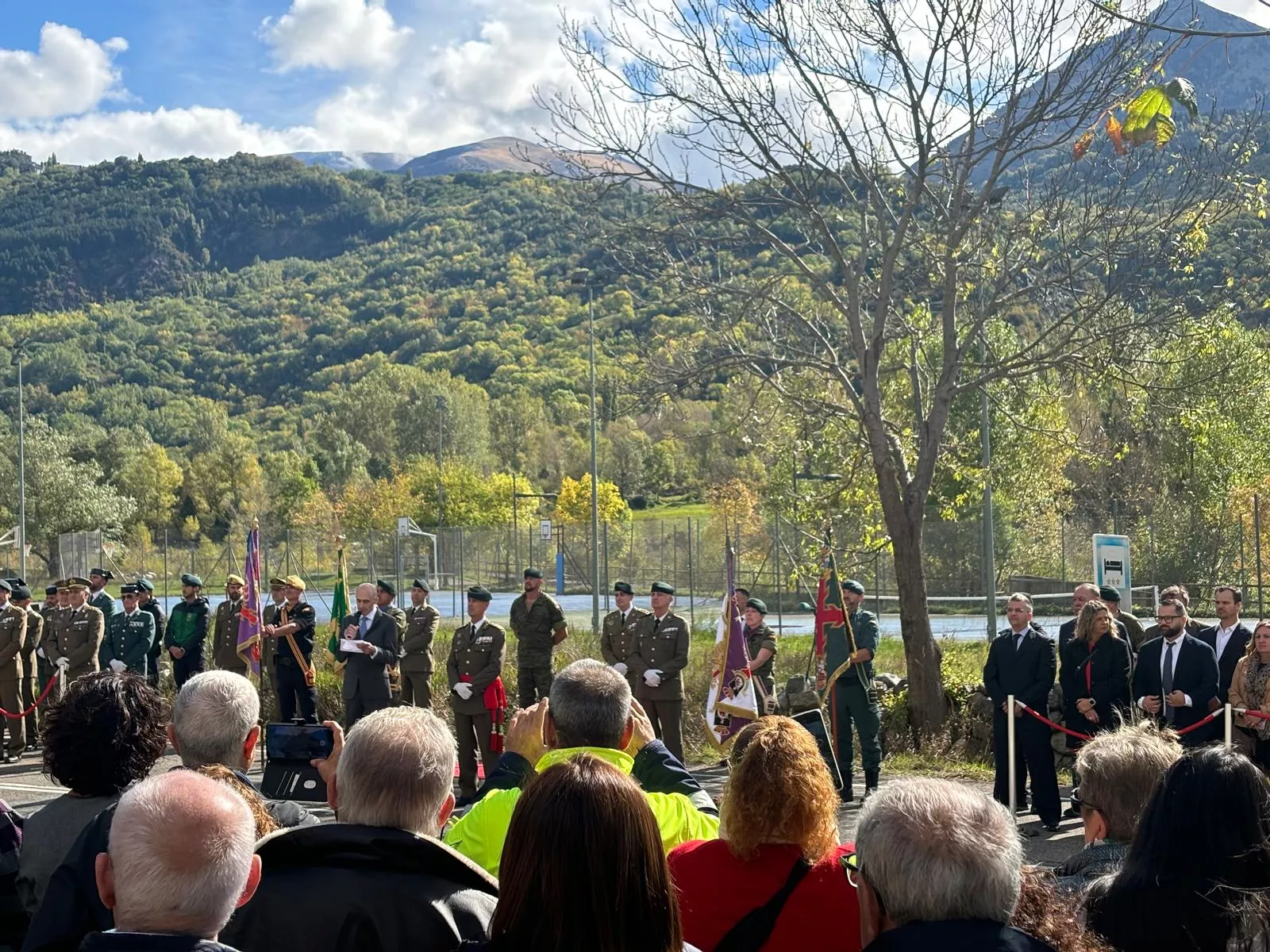 Izado de la bandera española en la primera rotonda de Benasque