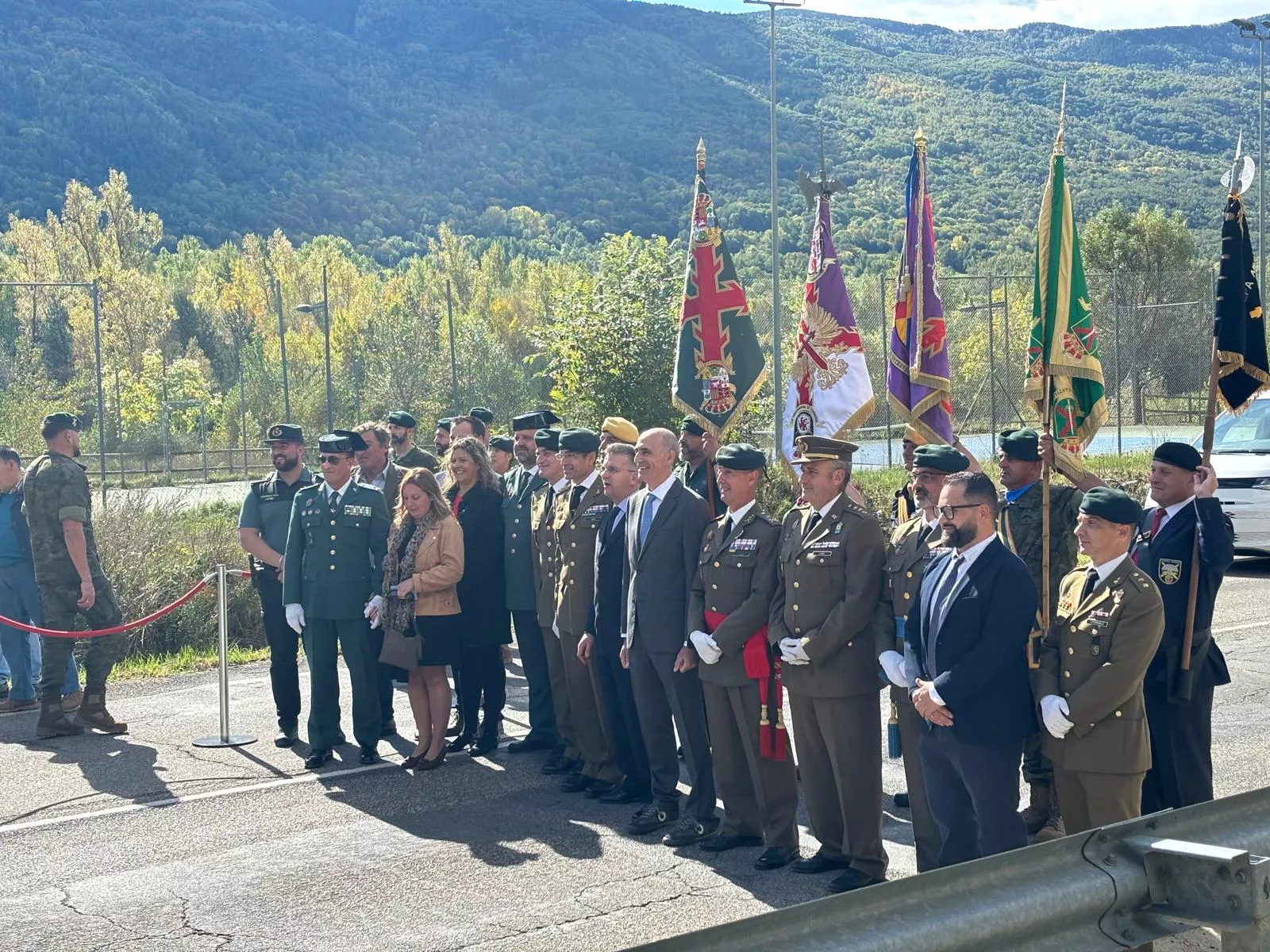 Izado de la bandera española en la primera rotonda de Benasque