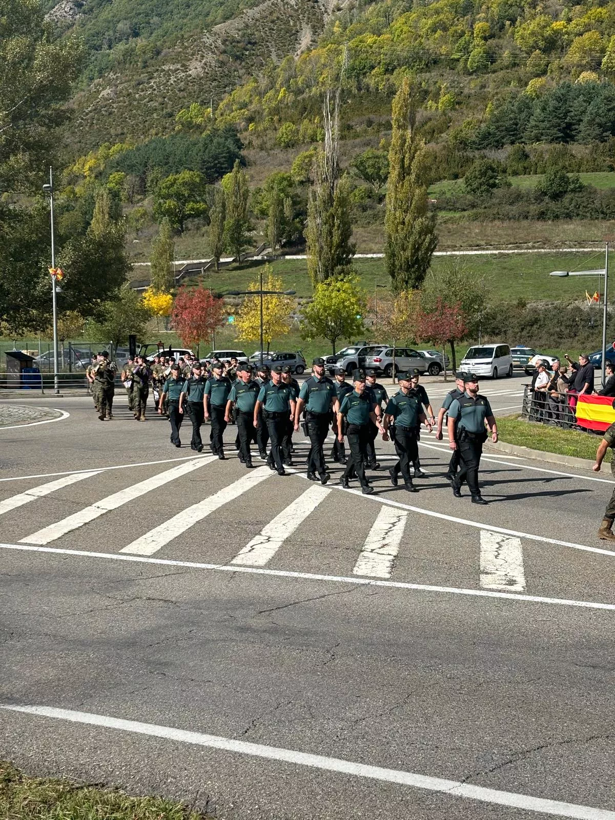 Izado de la bandera española en la primera rotonda de Benasque