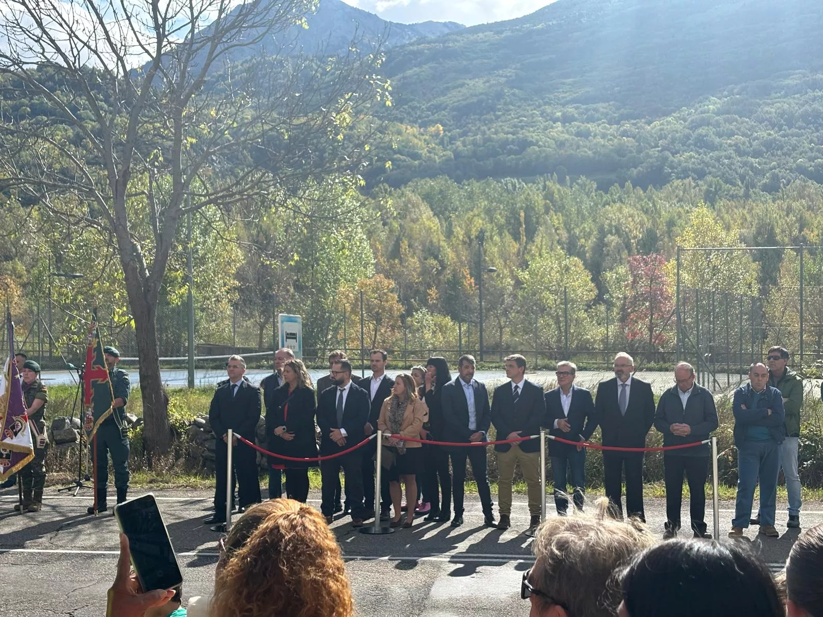 Izado de la bandera española en la primera rotonda de Benasque