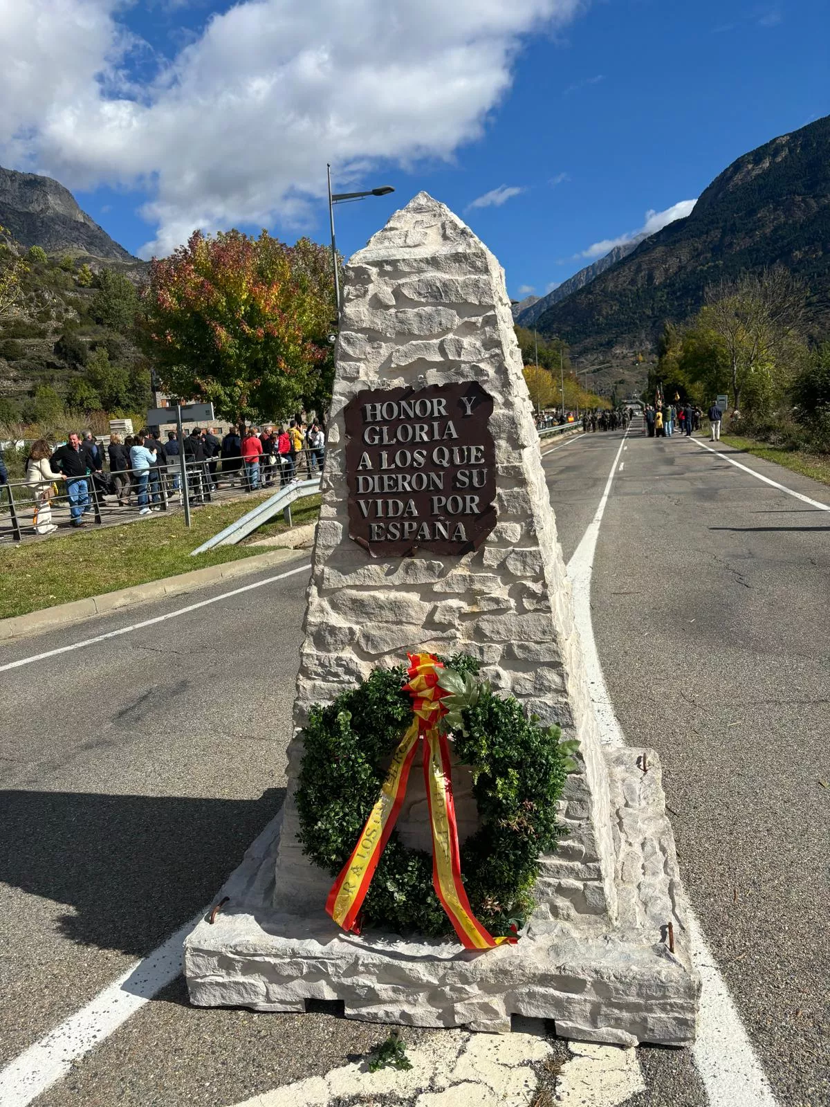 Izado de la bandera española en la primera rotonda de Benasque