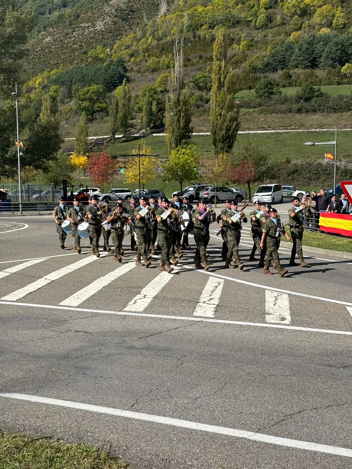 Izado de la bandera española en la primera rotonda de Benasque
