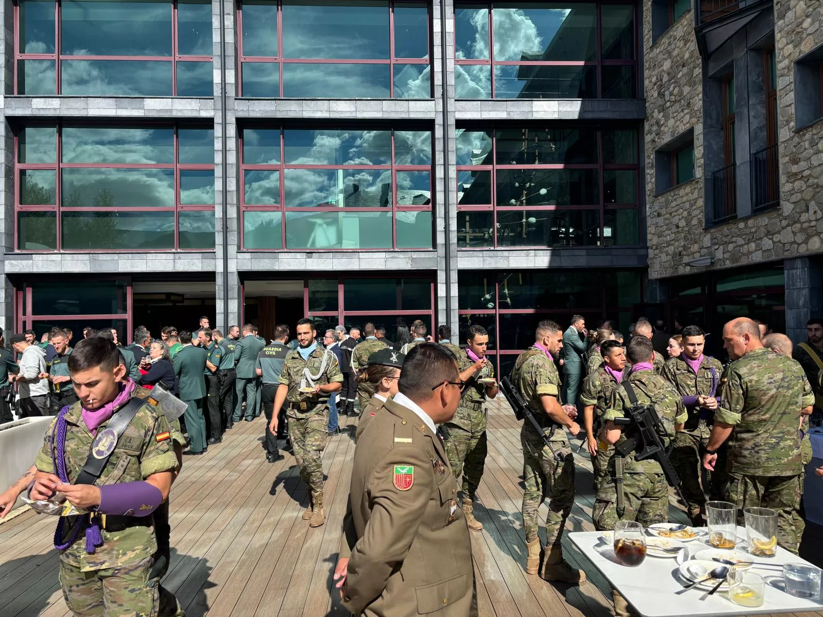 Izado de la bandera española en la primera rotonda de Benasque