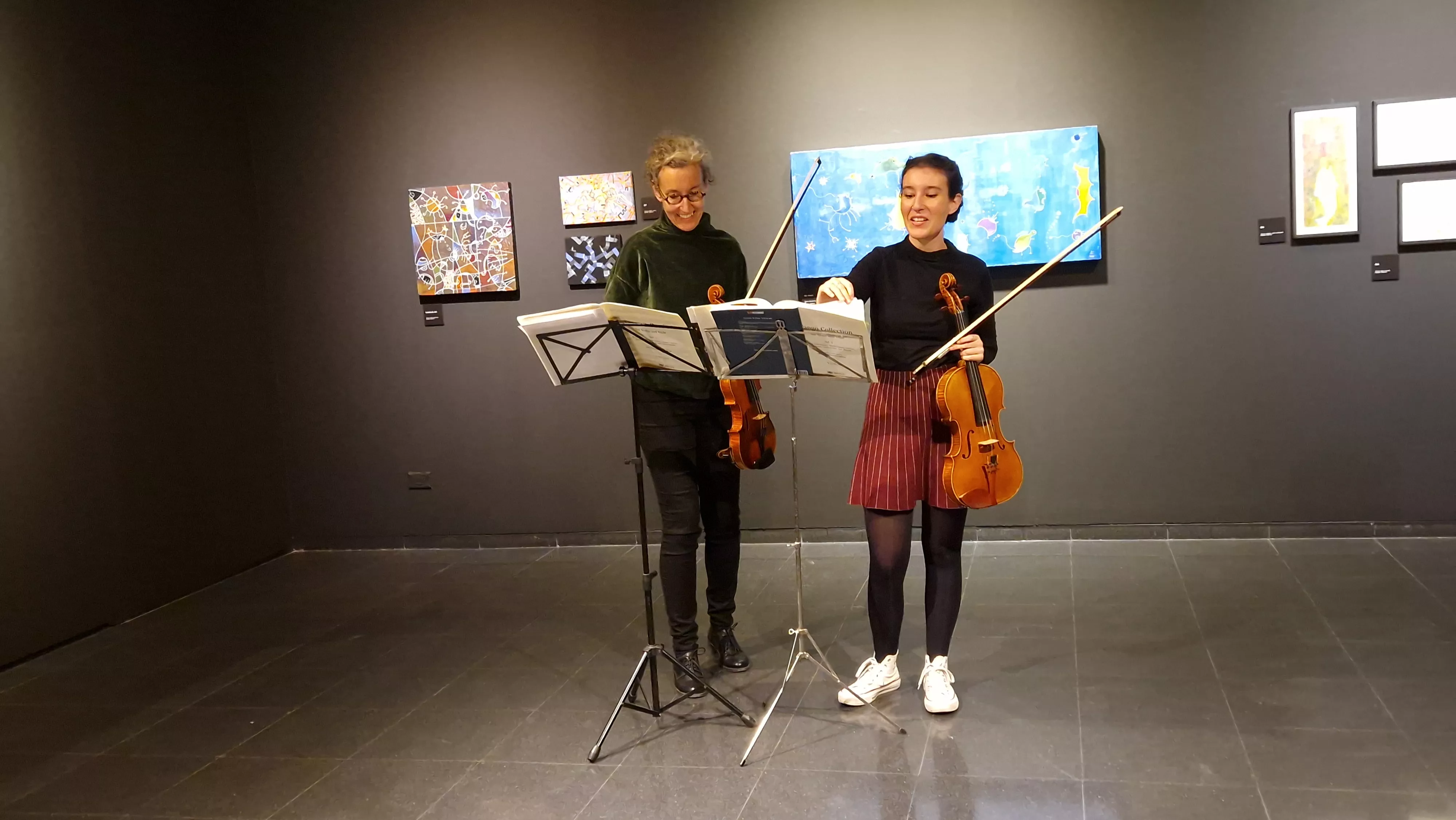 Raquel Sobrino y Noa Ballesteros. en la exposición de Lucio Gat. Foto Myriam Martínez 