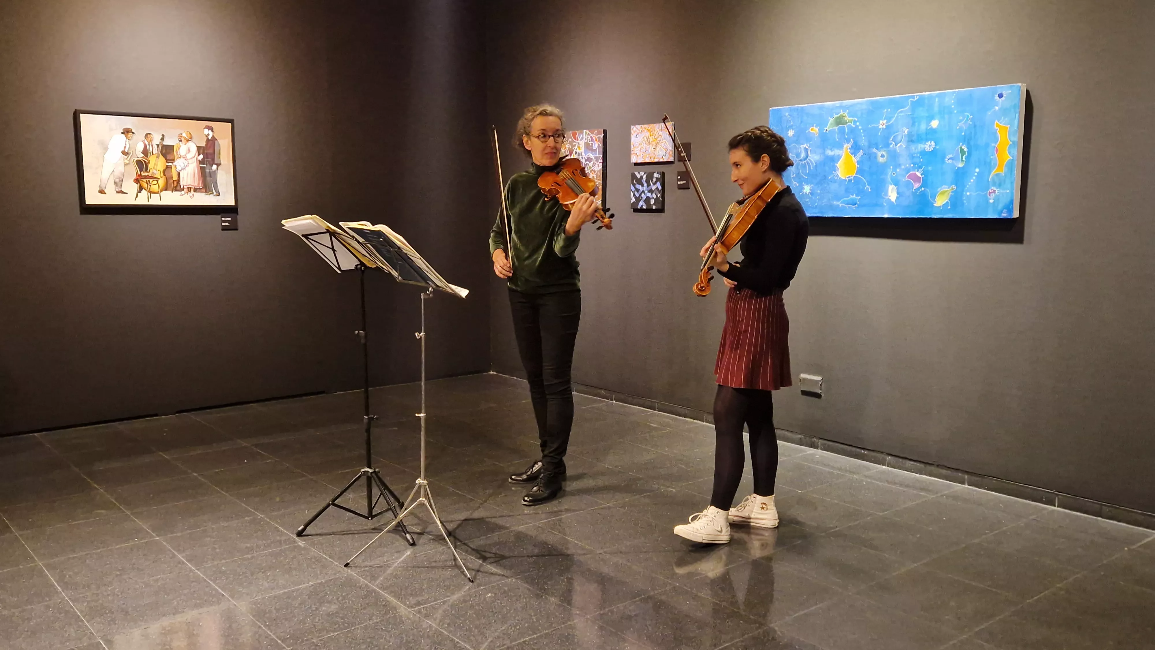 Raquel Sobrino y Noa Ballesteros. en la exposición de Lucio Gat. Foto Myriam Martínez 