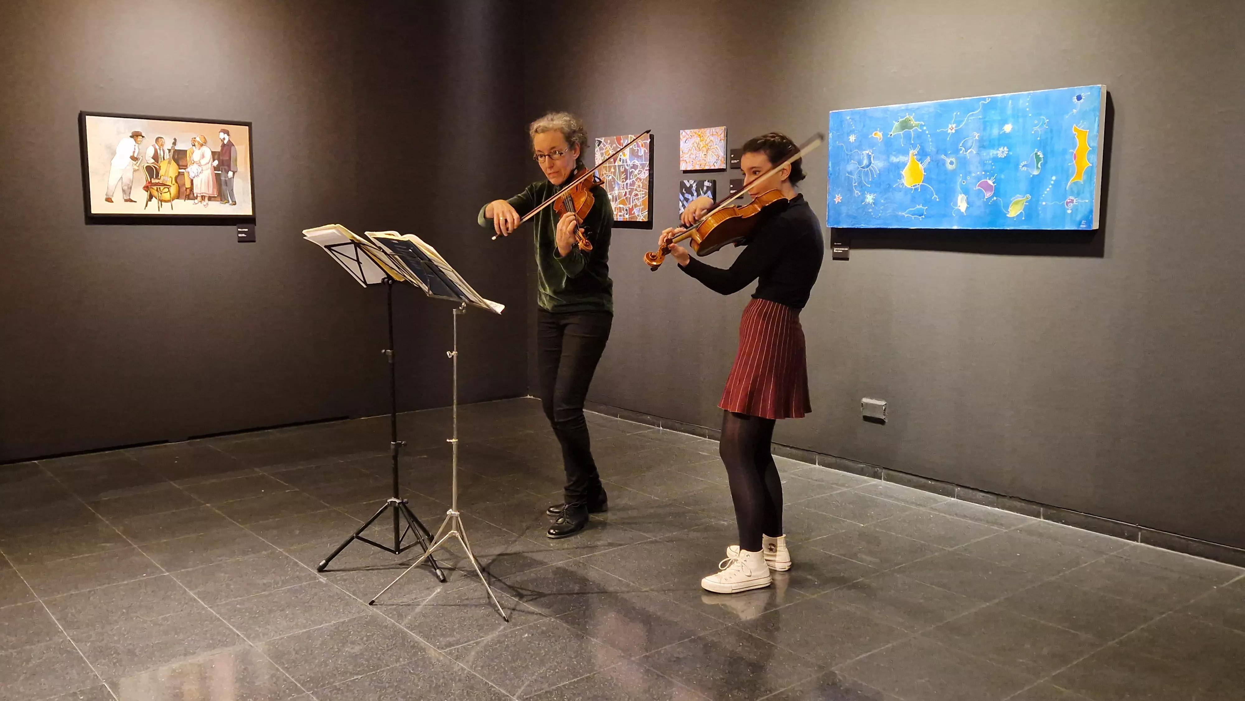 Raquel Sobrino y Noa Ballesteros. en la exposición de Lucio Gat. Foto Myriam Martínez 