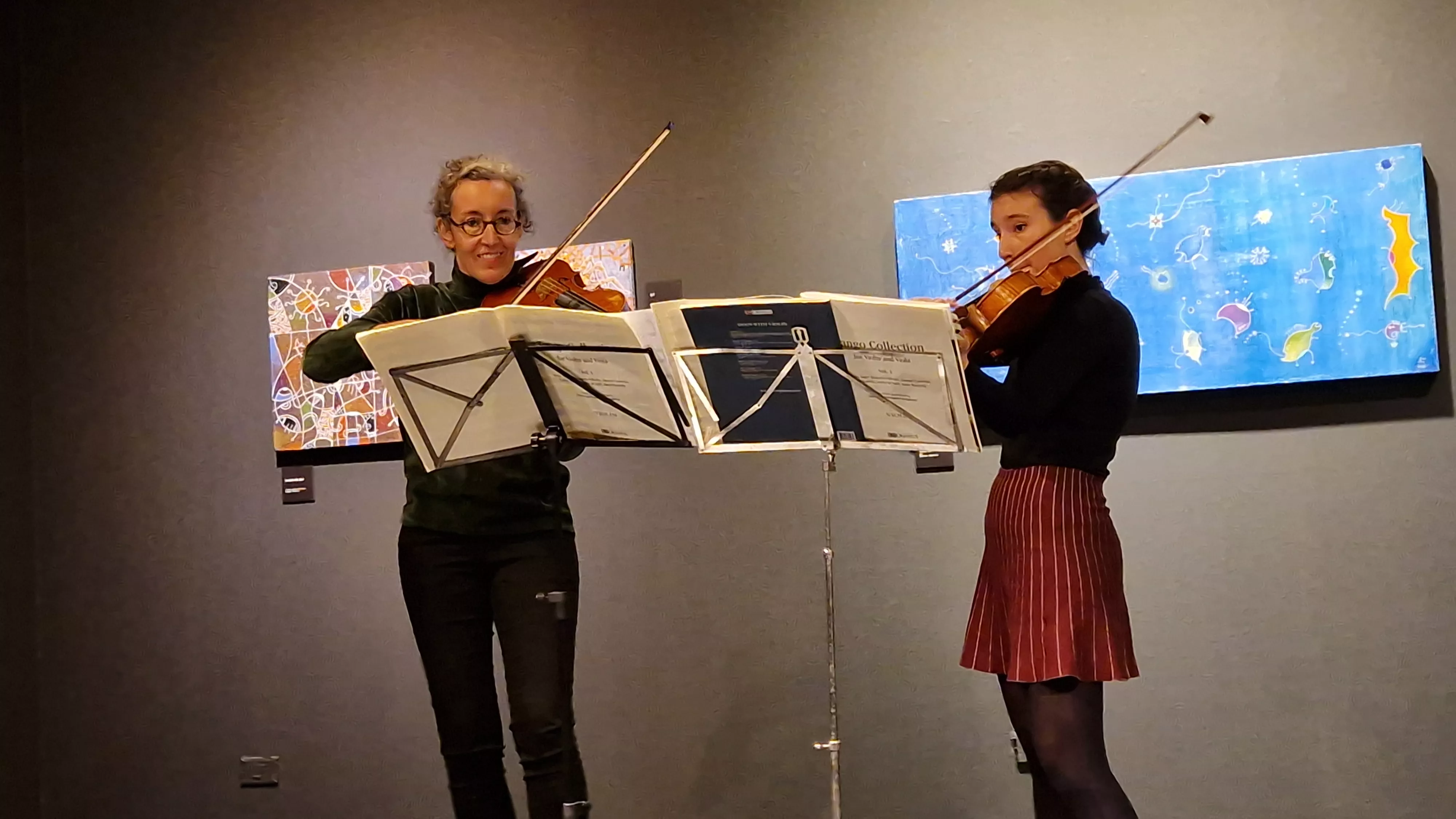 Raquel Sobrino y Noa Ballesteros. en la exposición de Lucio Gat. Foto Myriam Martínez 