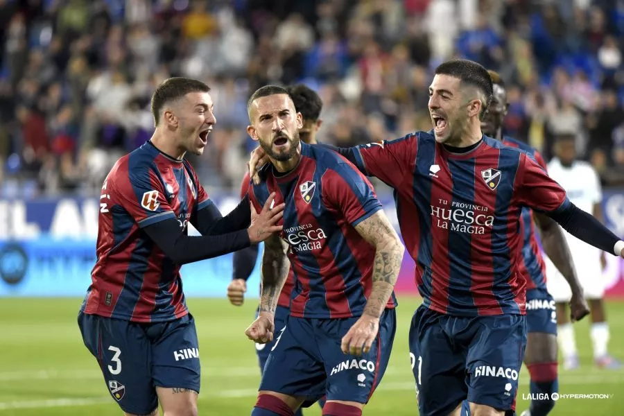 Jordi Martín e Iker Unzueta con el goleador Sielva ante el Cádiz. Los tres en la convocatoria de Hidalgo