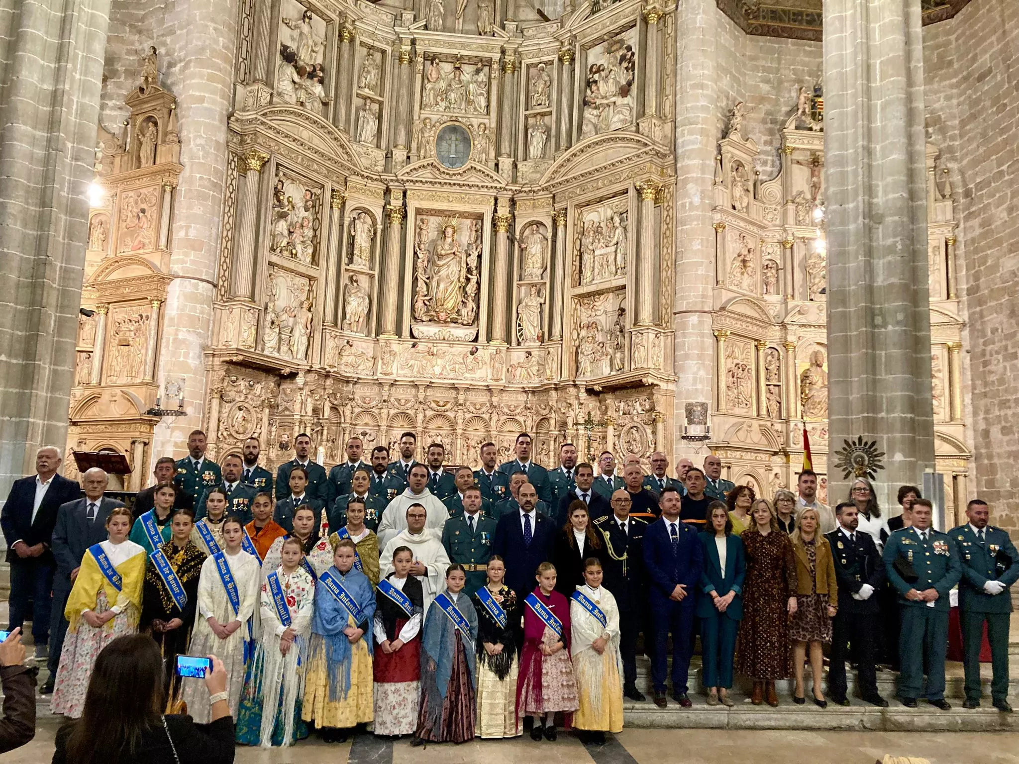 Fotografía de guardias civiles, concejales con Fernando Torres al frente, Damas Mayores e Infantiles, y los sacerdotes que han oficiado la Misa