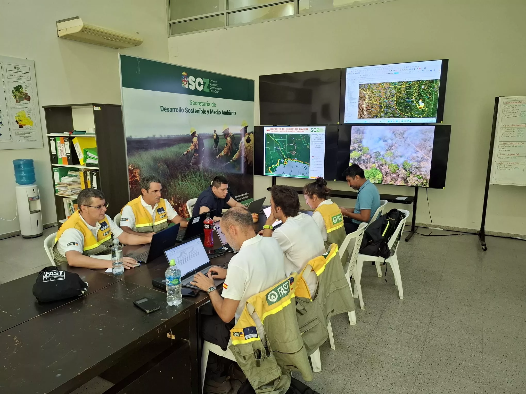 El técnico de Infoar Francho Aso forma parte de la misión de ayuda a Bolivia. En la izquierda, fila de arriba.
