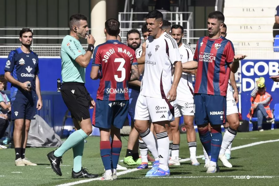 Cid Camacho tras comprobar en el VAR que no había penalti contra el Huesca ante el Albacete