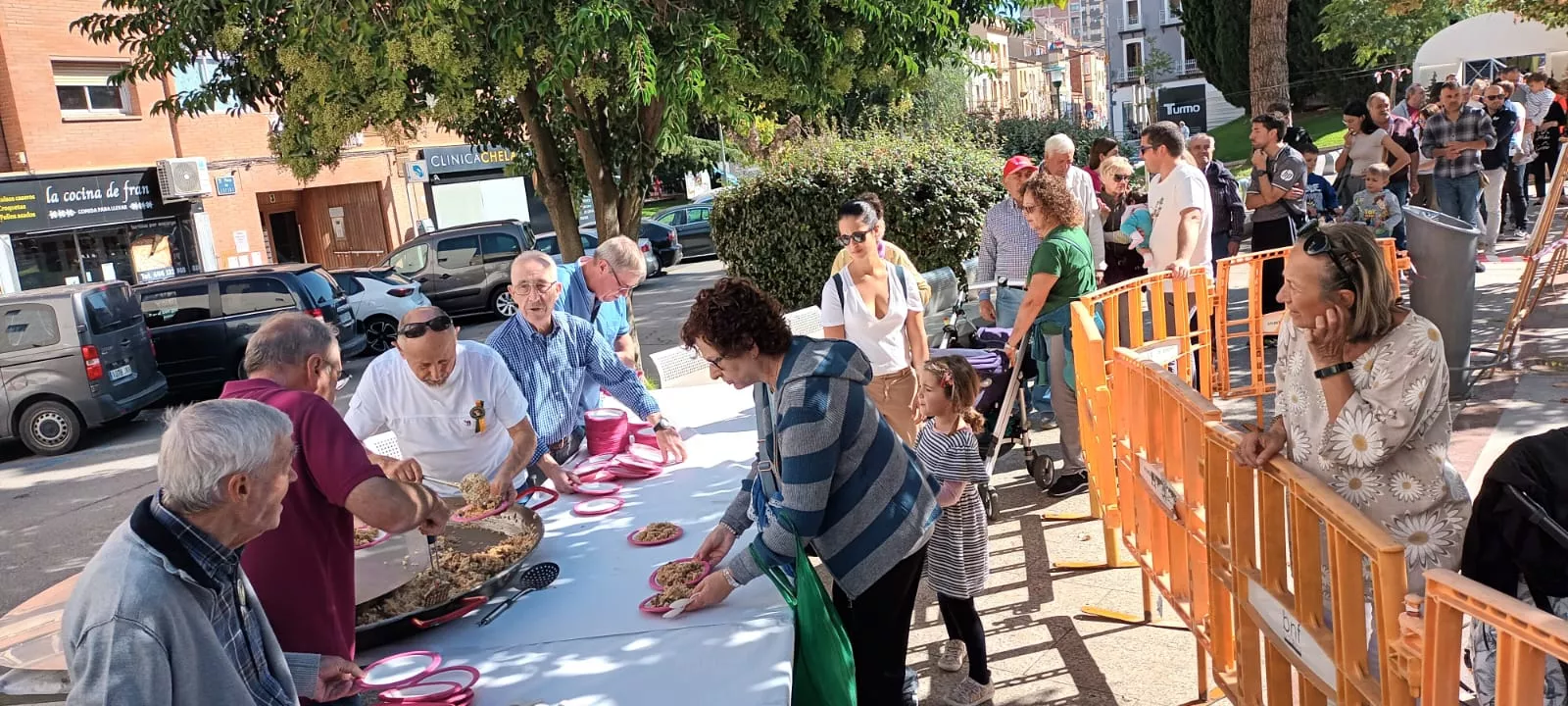 Reparto de paella con setas, uno de los actos más populares de la Exposición Micológica.