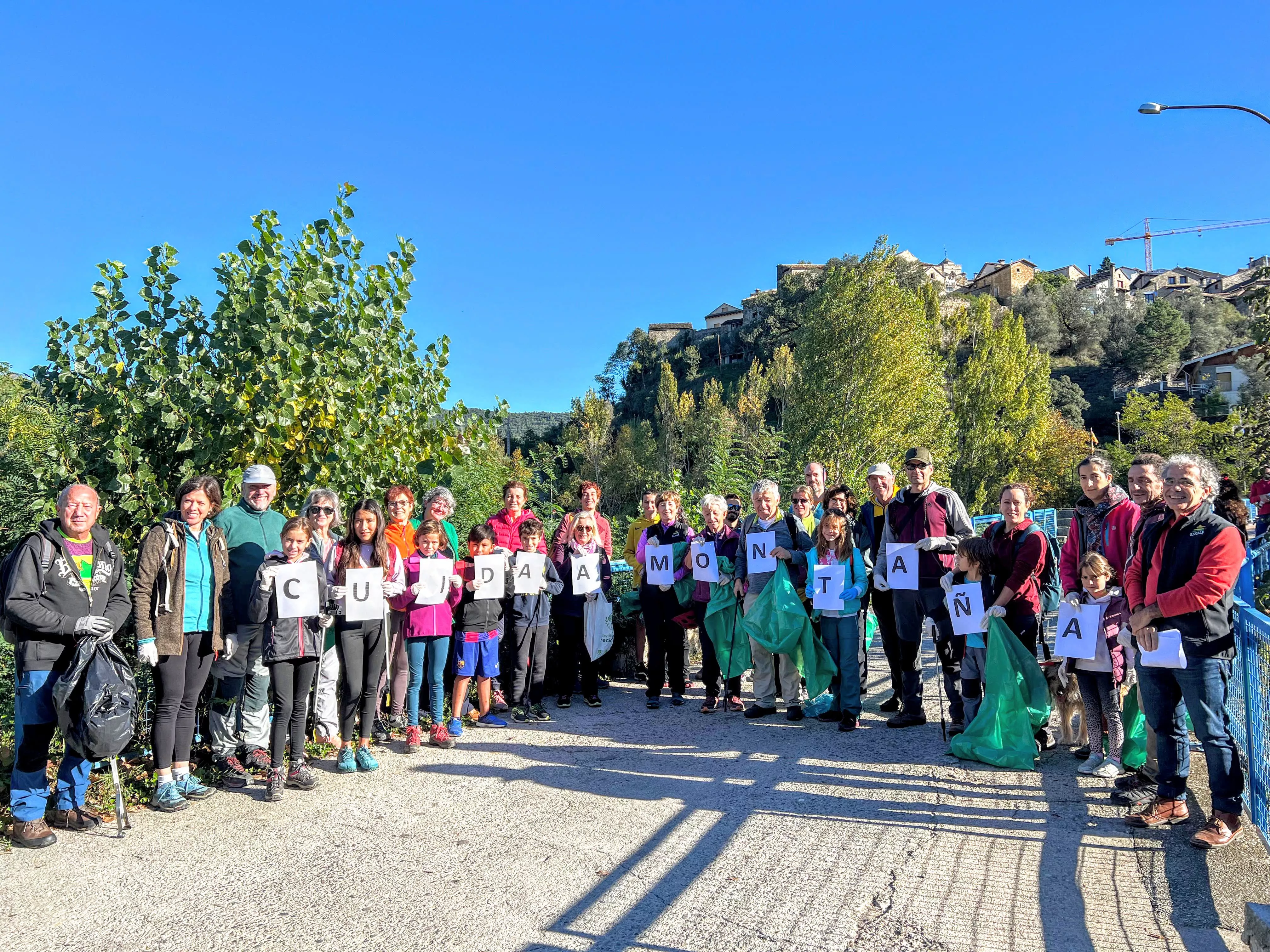 Participantes en la jornada de sensibilización sobre un disfrute respetuoso de la naturaleza.