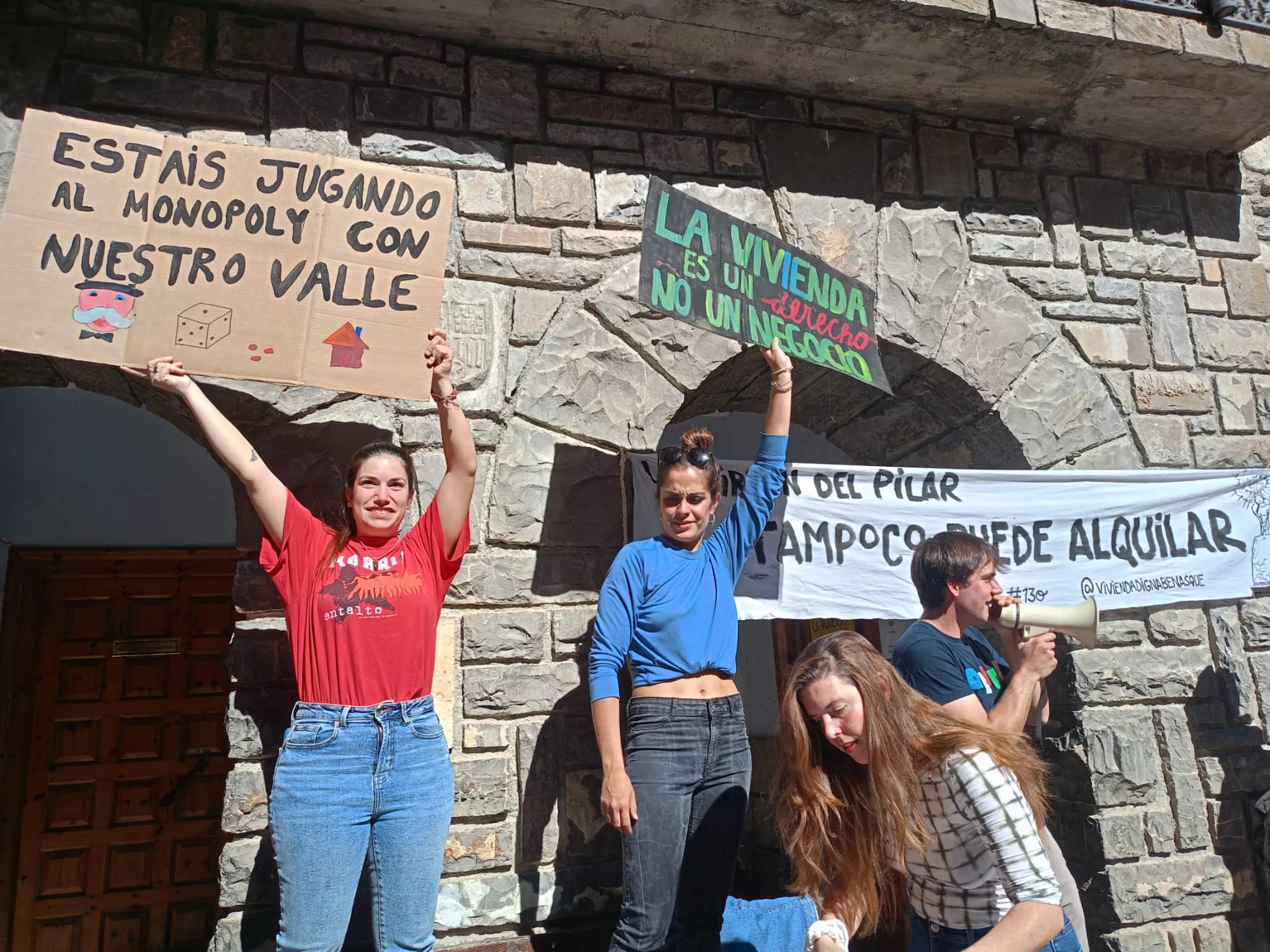 Concentración de la Plataforma Por una Vivienda Digna en Benasque