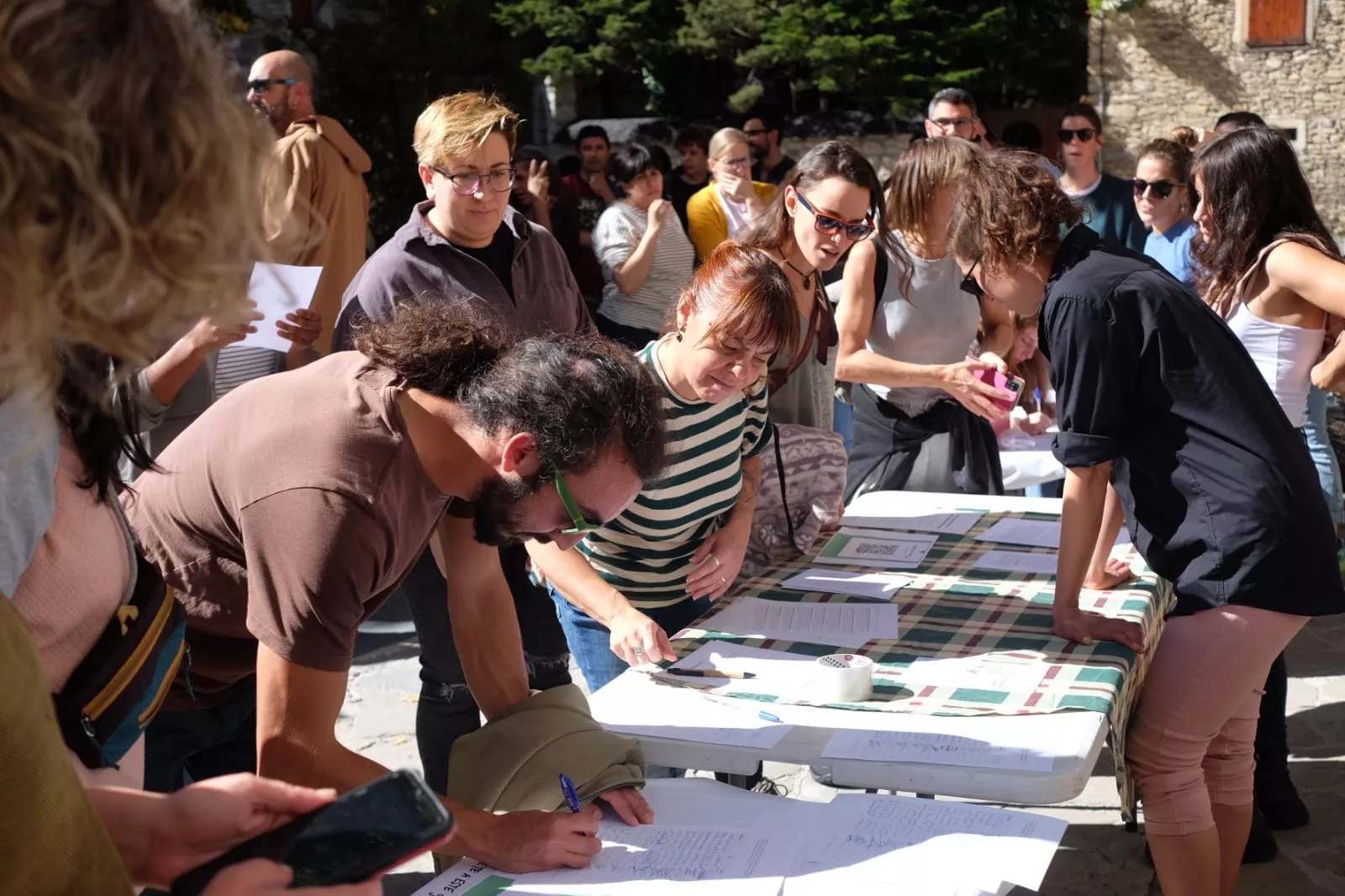 Concentración de la Plataforma Por una Vivienda Digna en Benasque