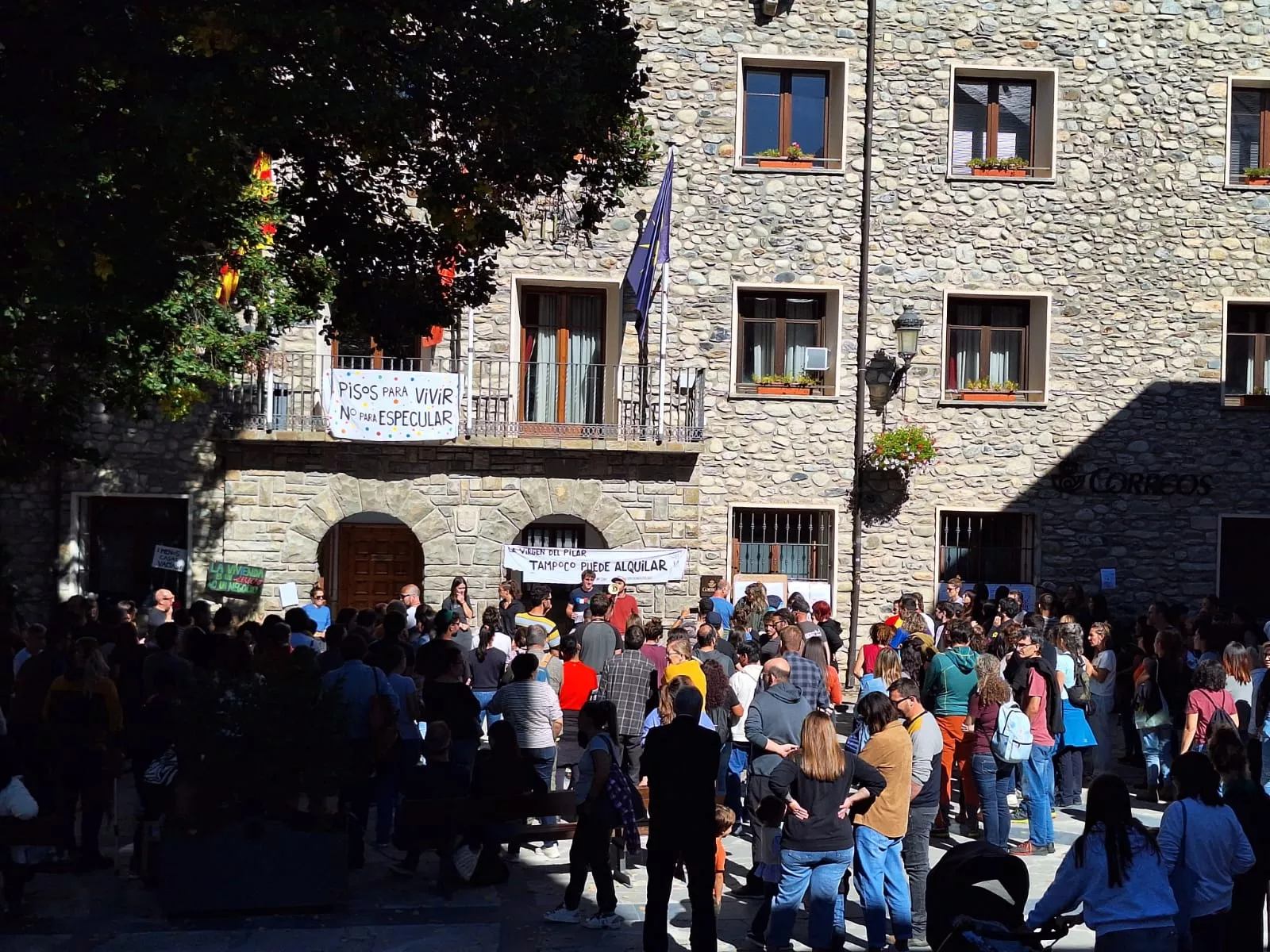 Concentración de la Plataforma Por una Vivienda Digna en Benasque