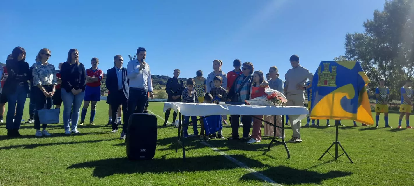 Homenaje a Carlos Marco en el campo de fútbol de Ayerbe que ya lleva su nombre
