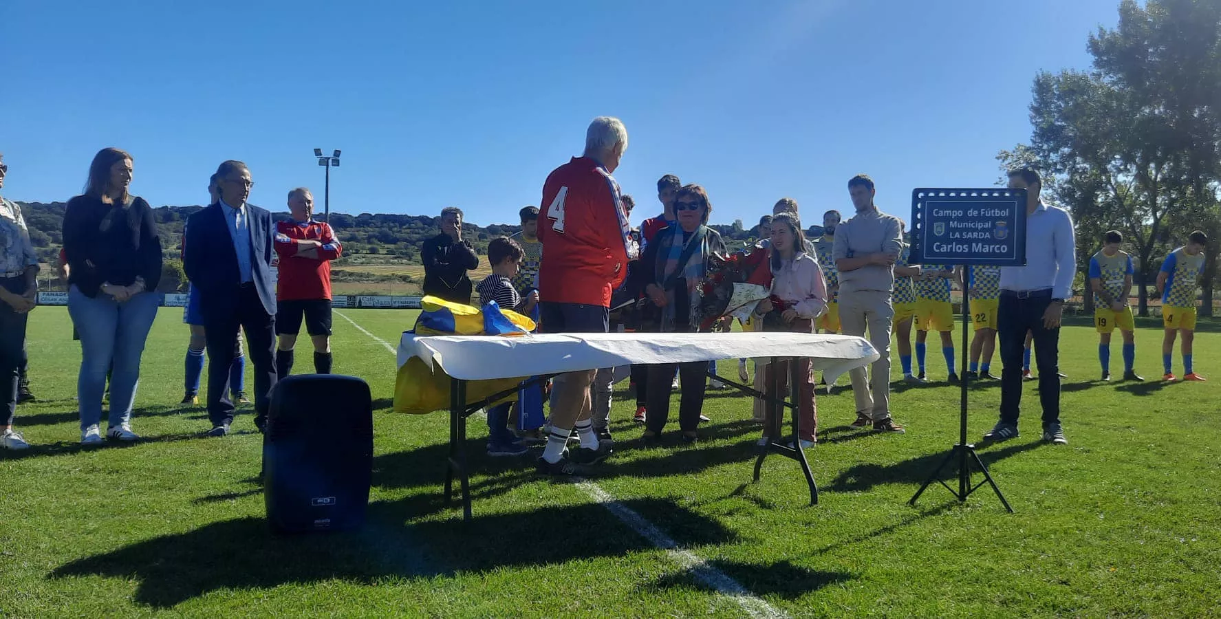 Homenaje a Carlos Marco en el campo de fútbol de Ayerbe que ya lleva su nombre