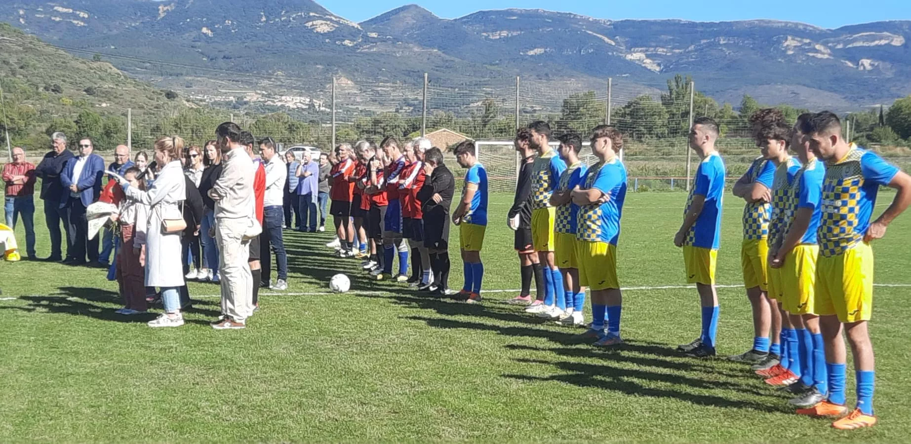 Homenaje a Carlos Marco en el campo de fútbol de Ayerbe que ya lleva su nombre