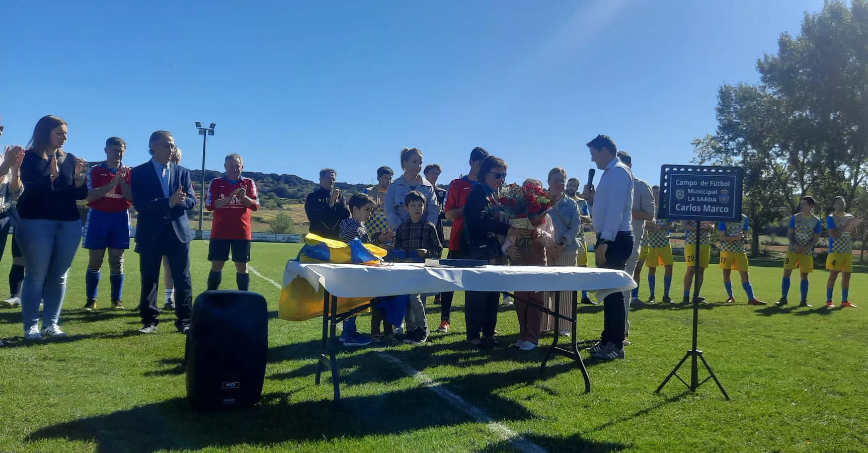 Homenaje a Carlos Marco en el campo de fútbol de Ayerbe que ya lleva su nombre