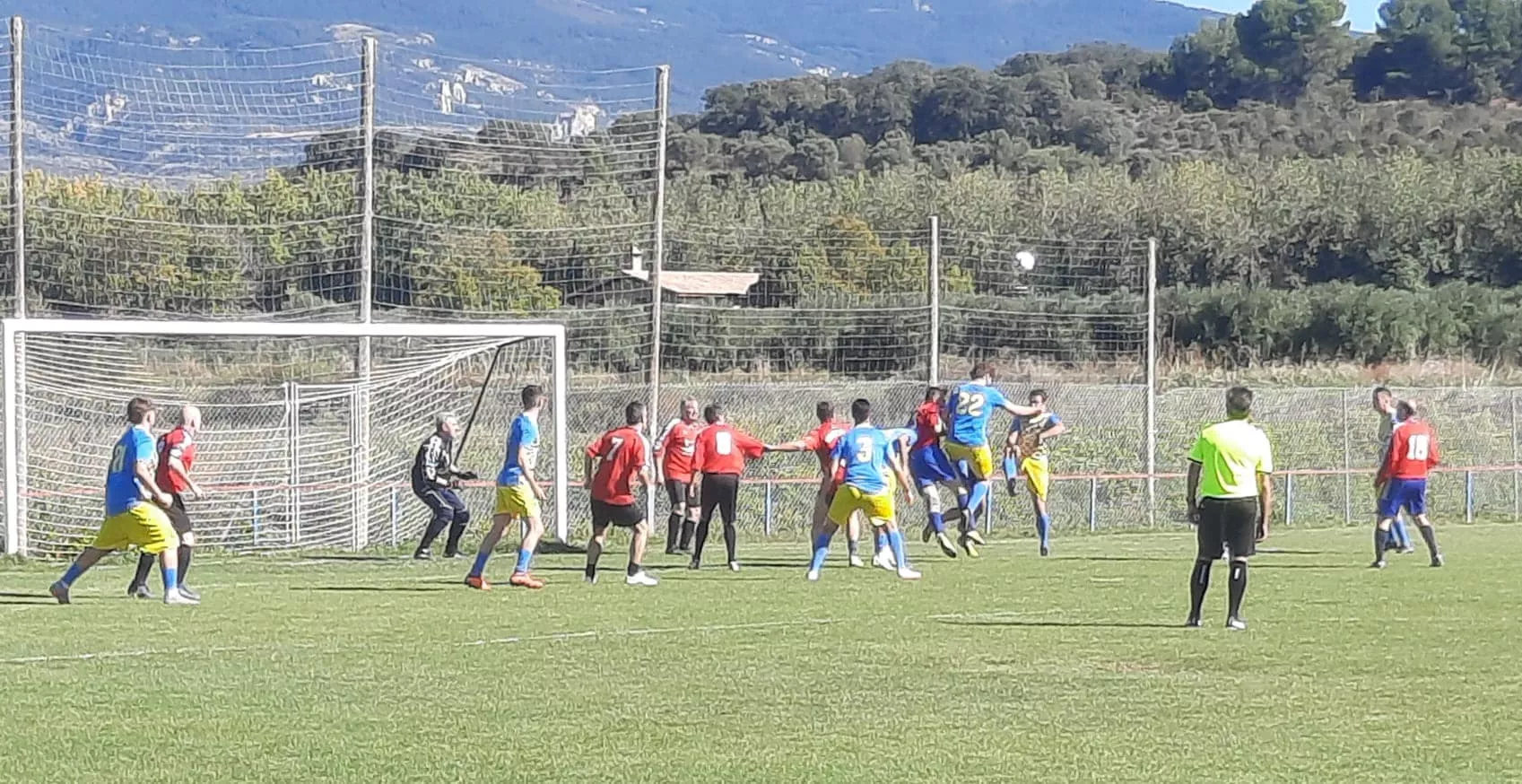 Homenaje a Carlos Marco en el campo de fútbol de Ayerbe que ya lleva su nombre