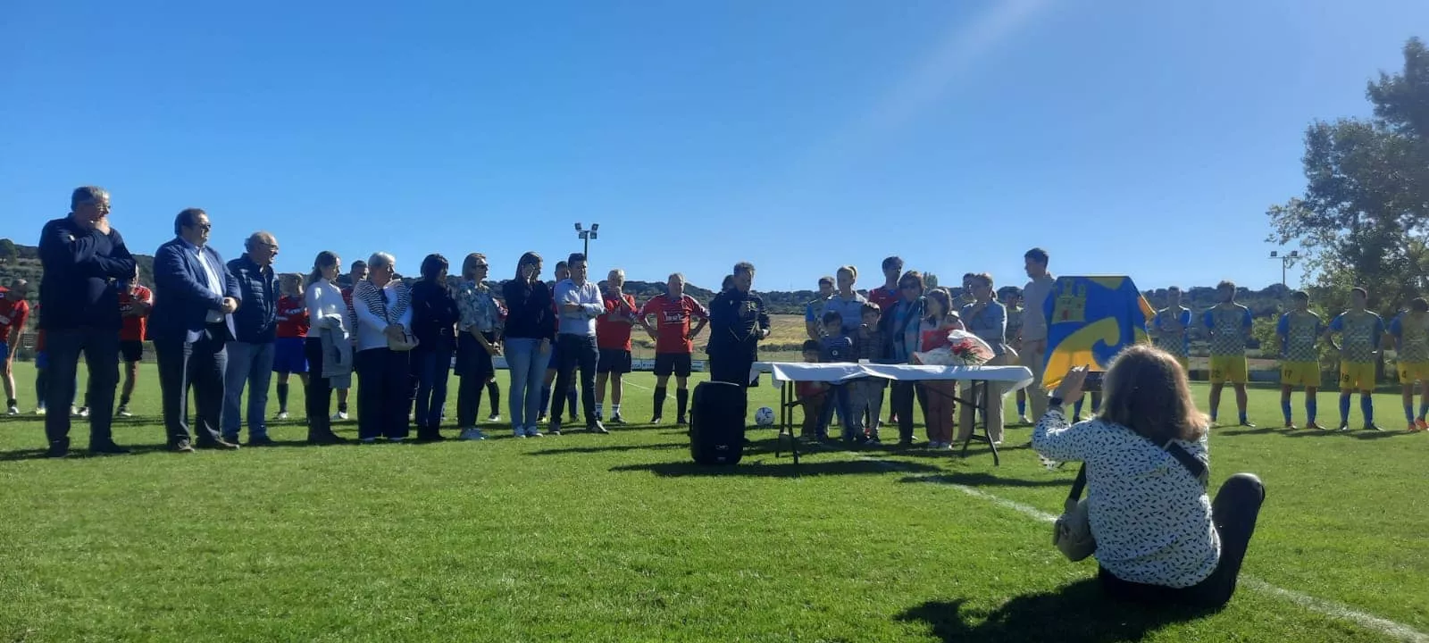 Homenaje a Carlos Marco en el campo de fútbol de Ayerbe que ya lleva su nombre