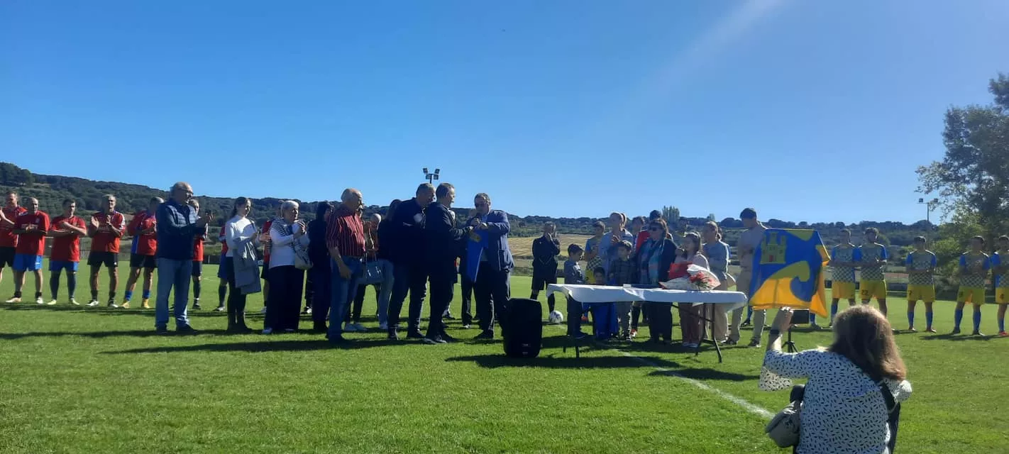 Homenaje a Carlos Marco en el campo de fútbol de Ayerbe que ya lleva su nombre