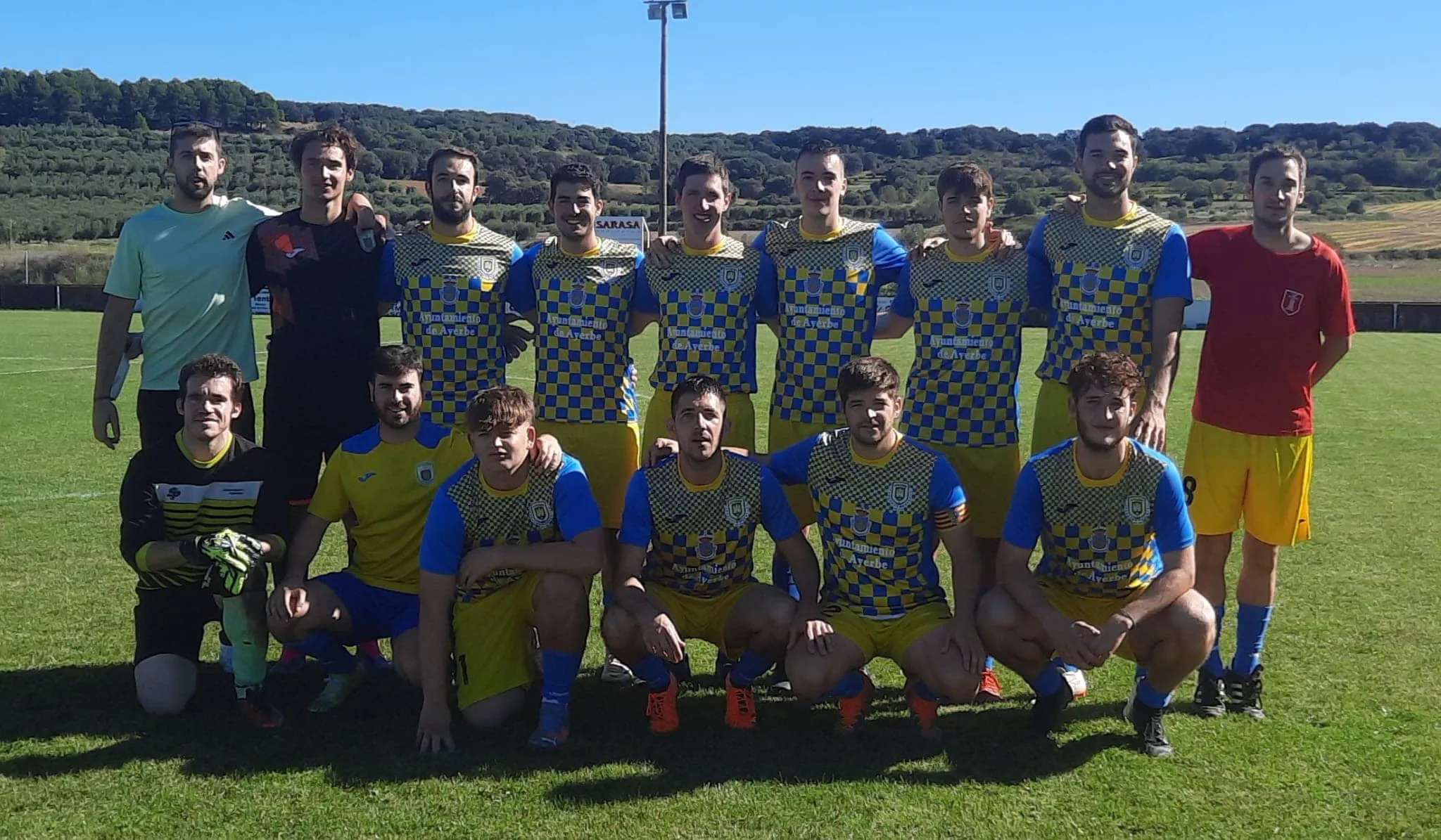 Homenaje a Carlos Marco en el campo de fútbol de Ayerbe que ya lleva su nombre