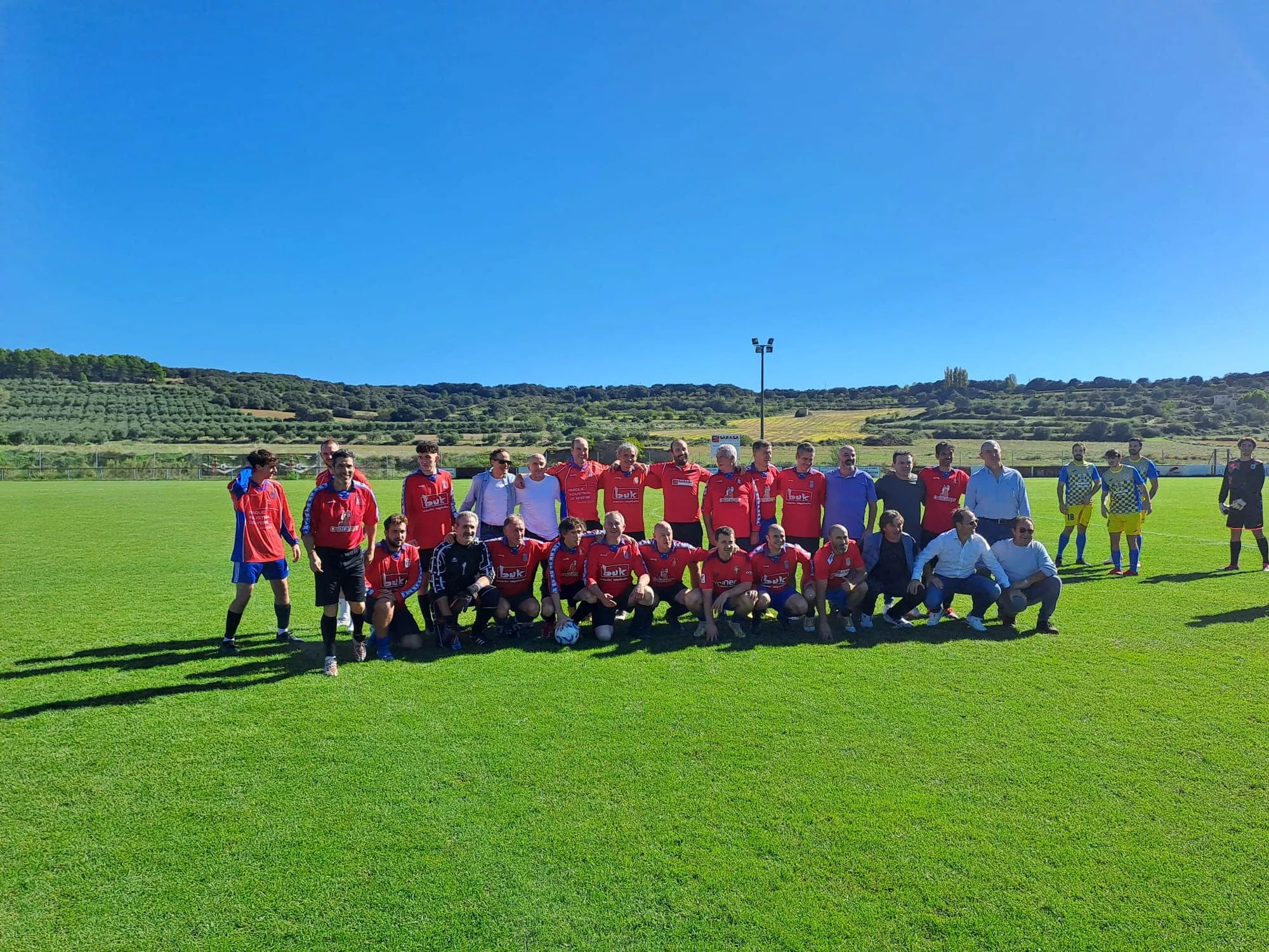 Homenaje a Carlos Marco en el campo de fútbol de Ayerbe que ya lleva su nombre