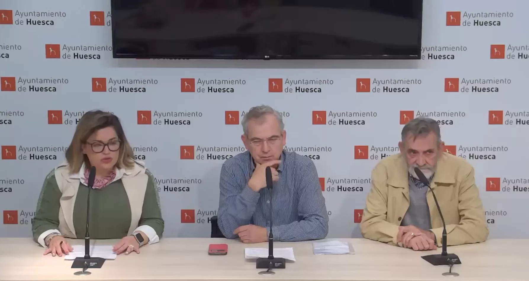 Sonia Latre, Pablo Cuevas y Bizén d'o Río en la presentación de las actidades de Studiosi pro Universitate Sertoriana.  curso de la Universidad de Huesca con homenaje a Federico Balaguer