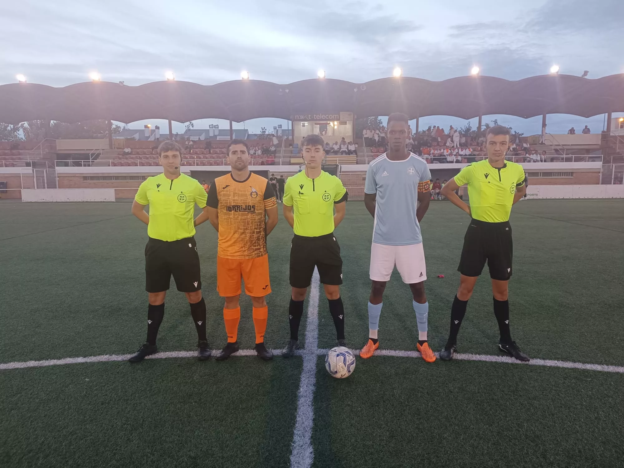 Saludo de capitanes y árbitros antes del Peña Fragatina 1-1 Internacional de Huesca. Regional Preferente: el Ontiñena se deja los primeros puntos de la temporada en Fraga.