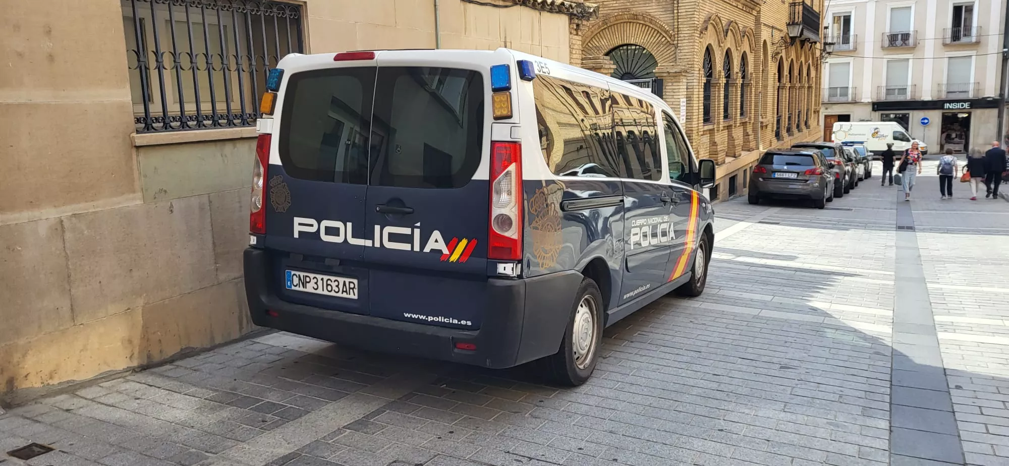 Patrulla de la Policía Nacional, que detuvo a una pareja okupa infraganti