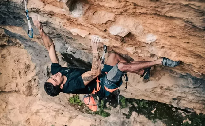 Alberto Ginés, en el Rodellar Climbing Festival. La lluvia respetó la fiesta del Rodellar Climbing Festival Foto: Javi Pec