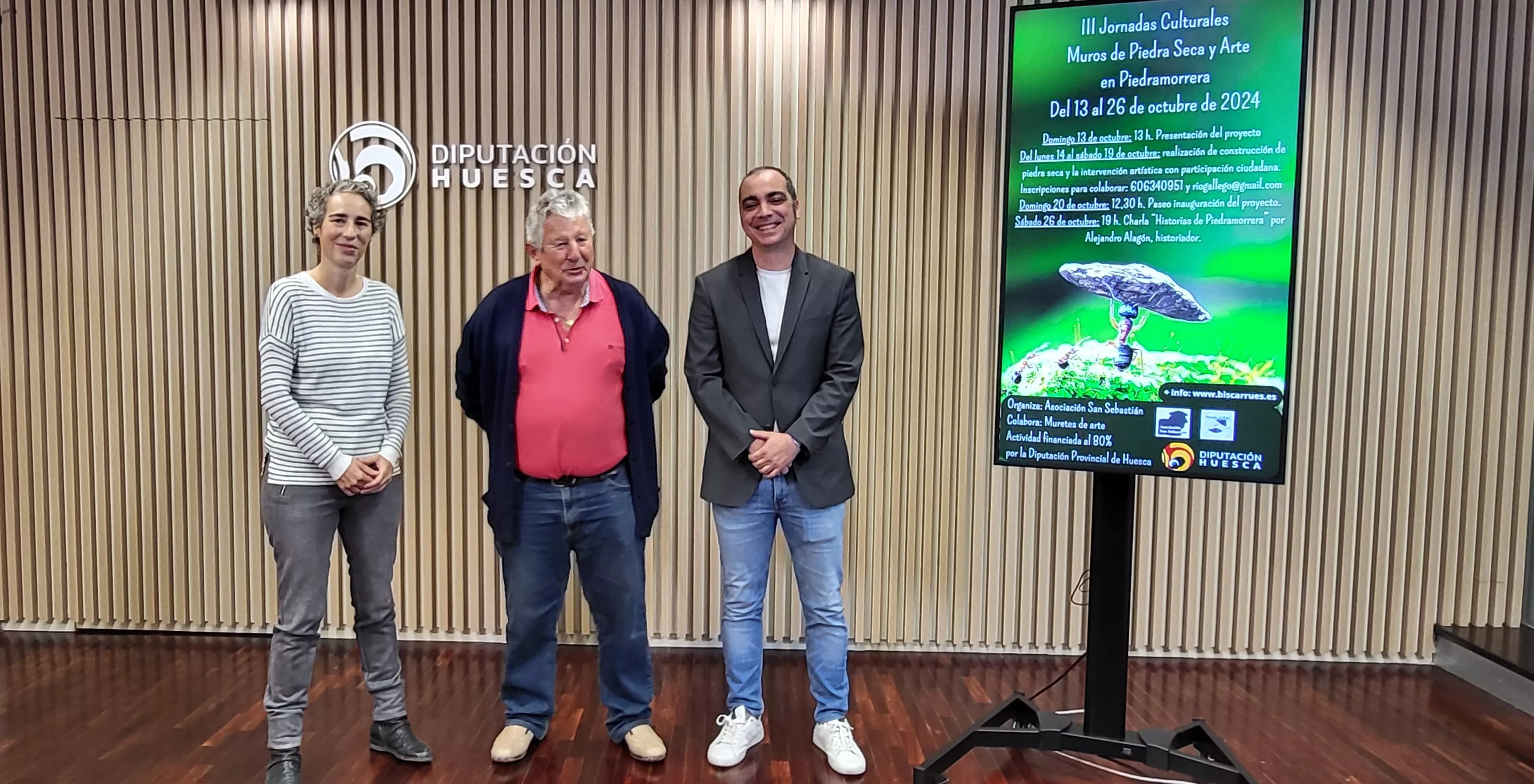 Lola Giménez, Heliberto Banzo y Carlos Sampériz en la presentación de las Jornadas Culturales Muros de Piedra Seca y Arte en Piedramorrera.