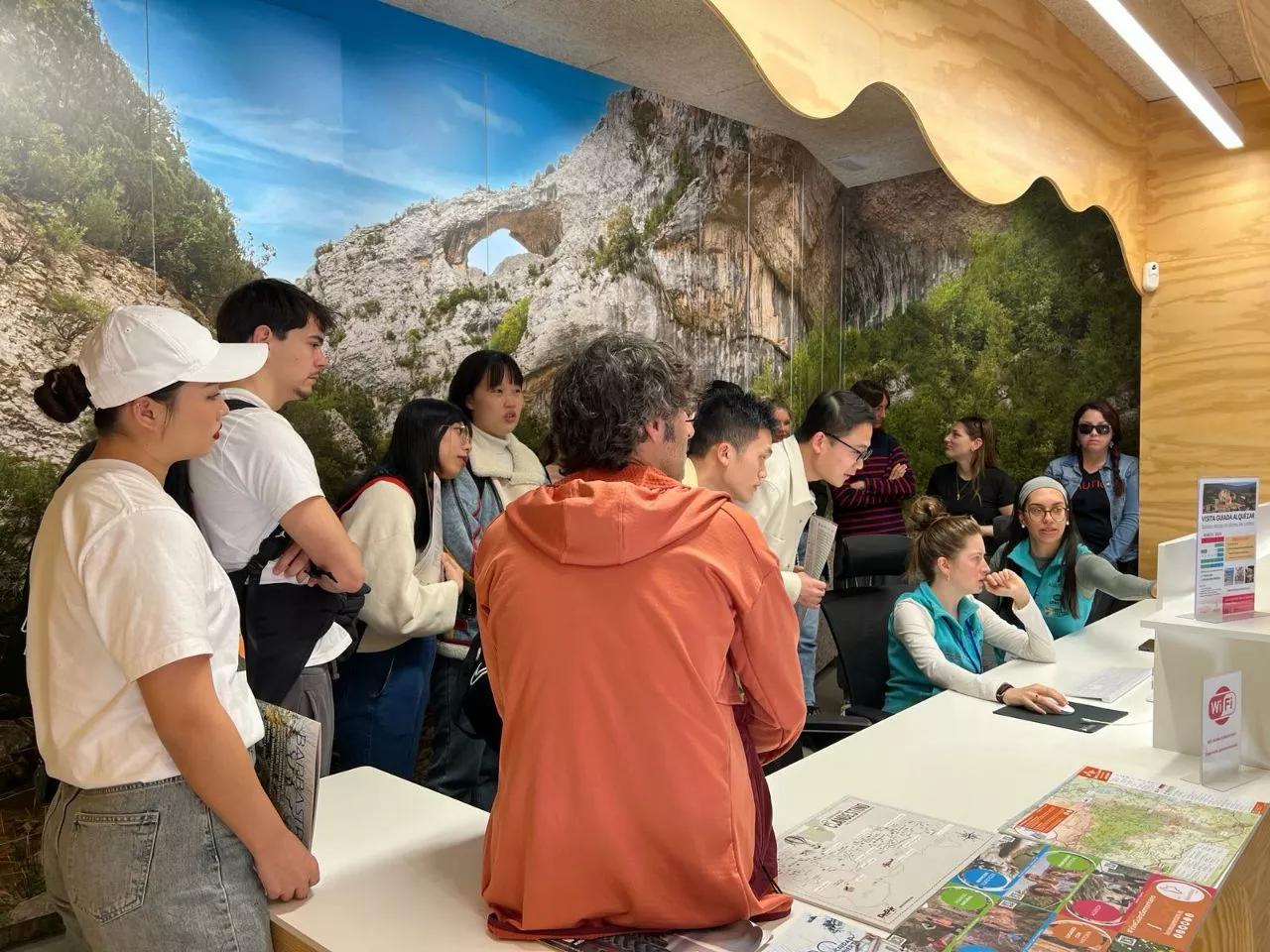 Estudiantes de Turismo del Campus de Huesca en una visita a Alquérzar. Foto Unizar Estudiantes de Turismo del Campus de Huesca en una visita a Alquérzar. Foto Unizar