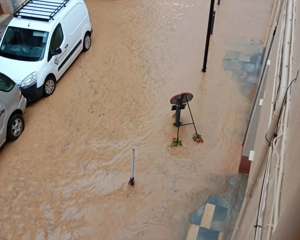La intensa lluvia registra en Tamarite de Litera ha provocado inundaciones en la localidad.