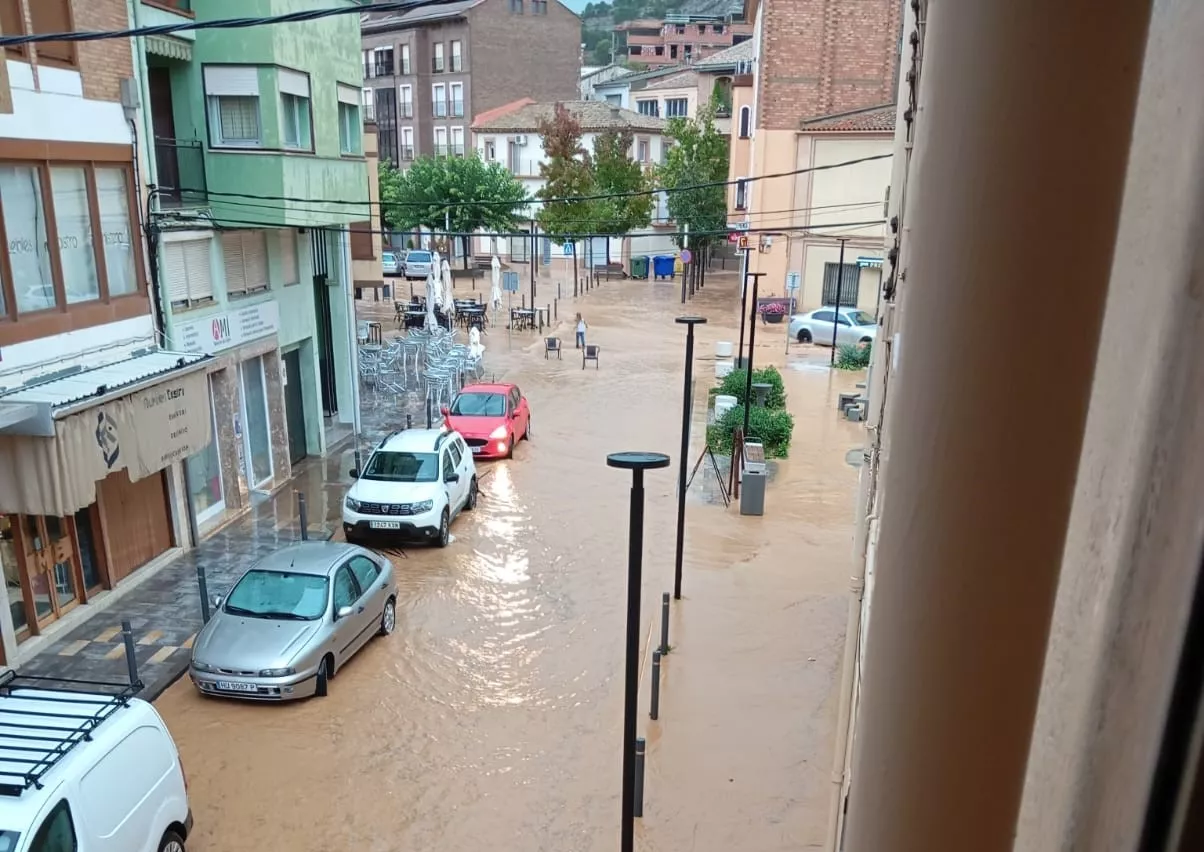 La intensa lluvia registra en Tamarite de Litera ha provocado inundaciones en la localidad.