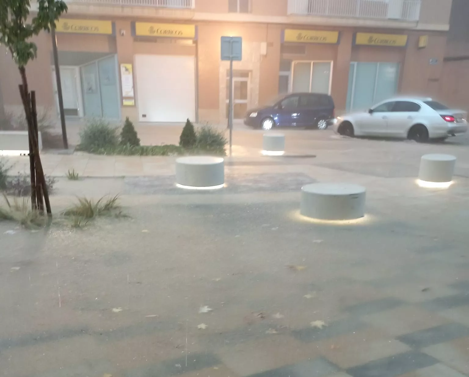 La intensa lluvia registra en Tamarite de Litera ha provocado inundaciones en la localidad.